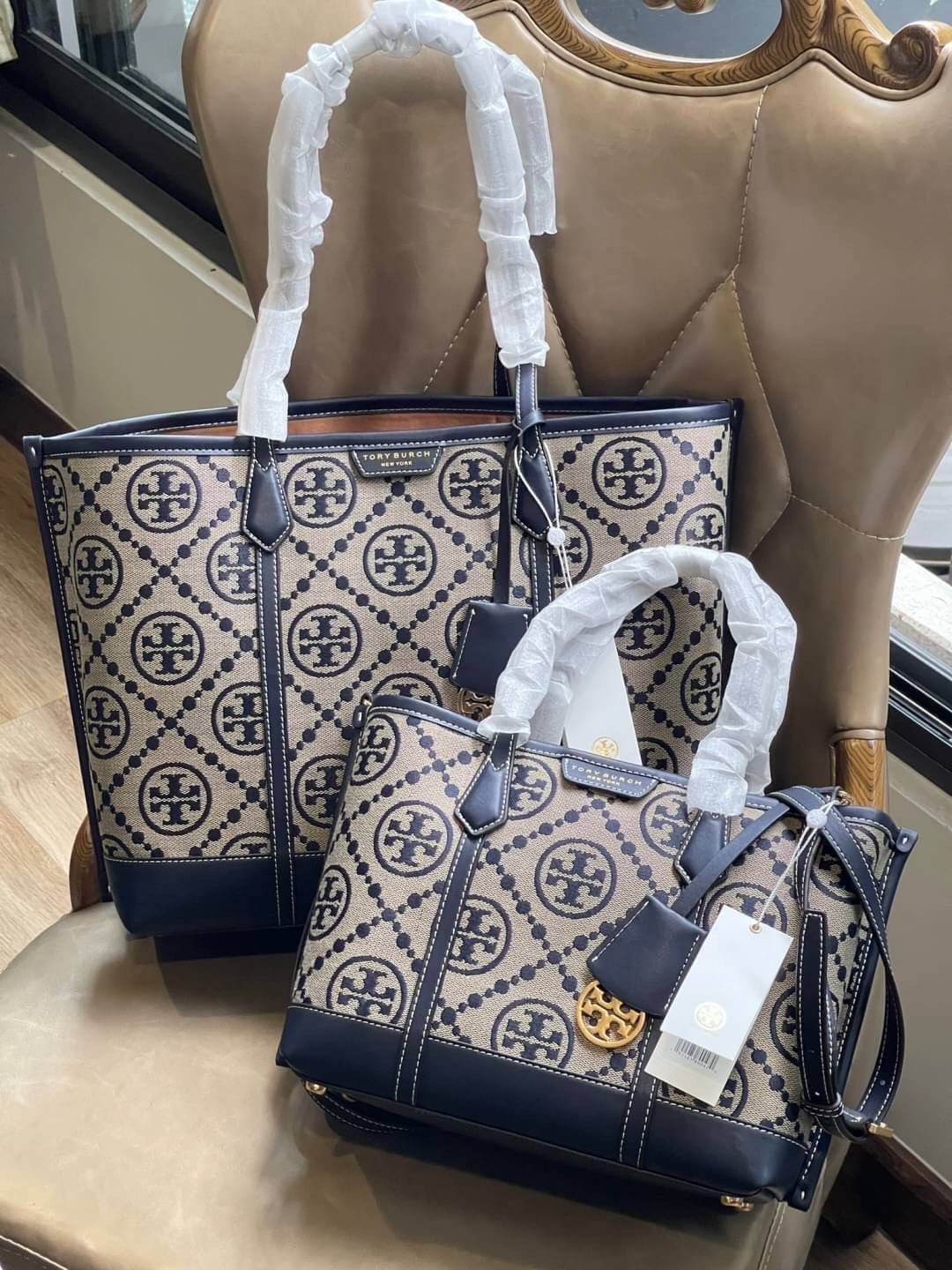 TORY BURCH PERRY MONOGRAM JACQUARD SMALL TRIPLE COMPARTMENT TOTE กระเป๋าโท้ท ไซส์เล็ก ลายโมโนแกรมสุดฮิต ปังไม่หยุดจริงๆ ขนาดกำลังสวย มาพร้อมหูจับในตัว และสายสะพายที่ปรับใช้ได้ไม่มีเบื่อ วัสดุผ้า jacquard ทักทอลาย ตัดขอบด้วยหนังแท้ ปากกระเป๋ามีกระดุมแม่เหล