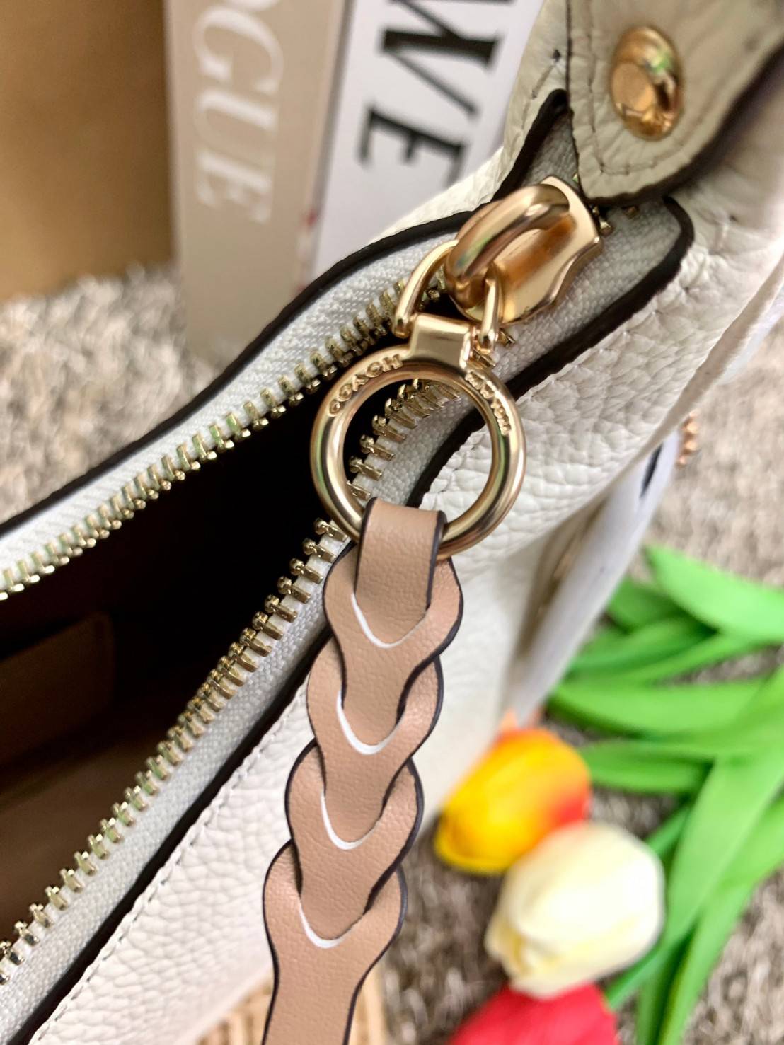 COACH BAILEY HOBO WITH WHIPSTITCH ((C4108//C1322)) พร้อมส่งที่ไทย!! สวยจริงไม่จกตาแน่นอนค่าา กระเป๋าทรงโค้ง ใช้แบบหิ้วหรือคล้องไหล่ก็ดูดี ใช้วัสดุหนังแท้ชั้นดี หนังสวยมากๆค่ะ ด้านหน้าใช้อะไหล่แบรนด์ตัวใหญ่ หรู ดูสะดุดตามีเดียว