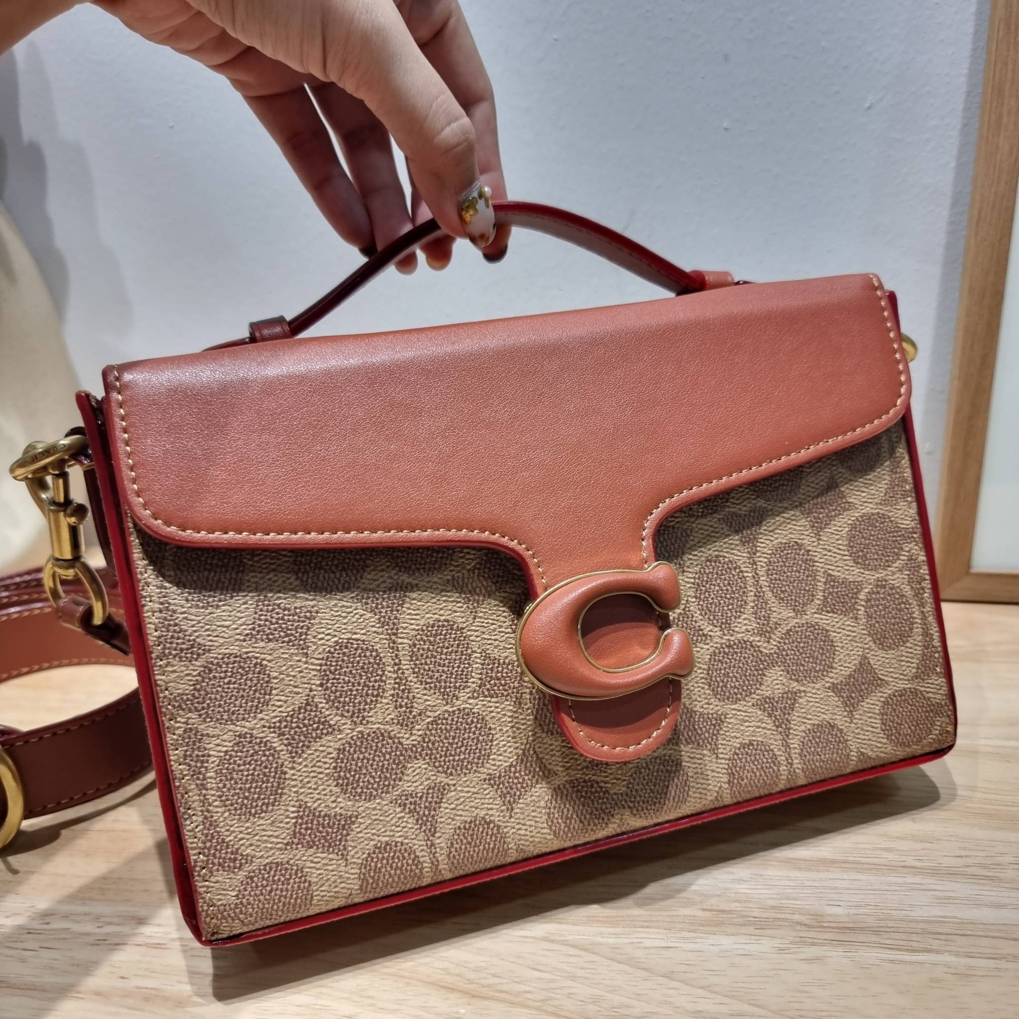 COACH CH798 TABBY BOX BAG IN SIGNATURE CANVAS ดีไซน์ใหม่ปี 2023 กับกระเป๋าสะพายมัลติฟังก์ชั่น ครบครัน ใช้งานได้หลากหลาย สวยคมชัด คลาสสิคใช้ได้ทุกลุค