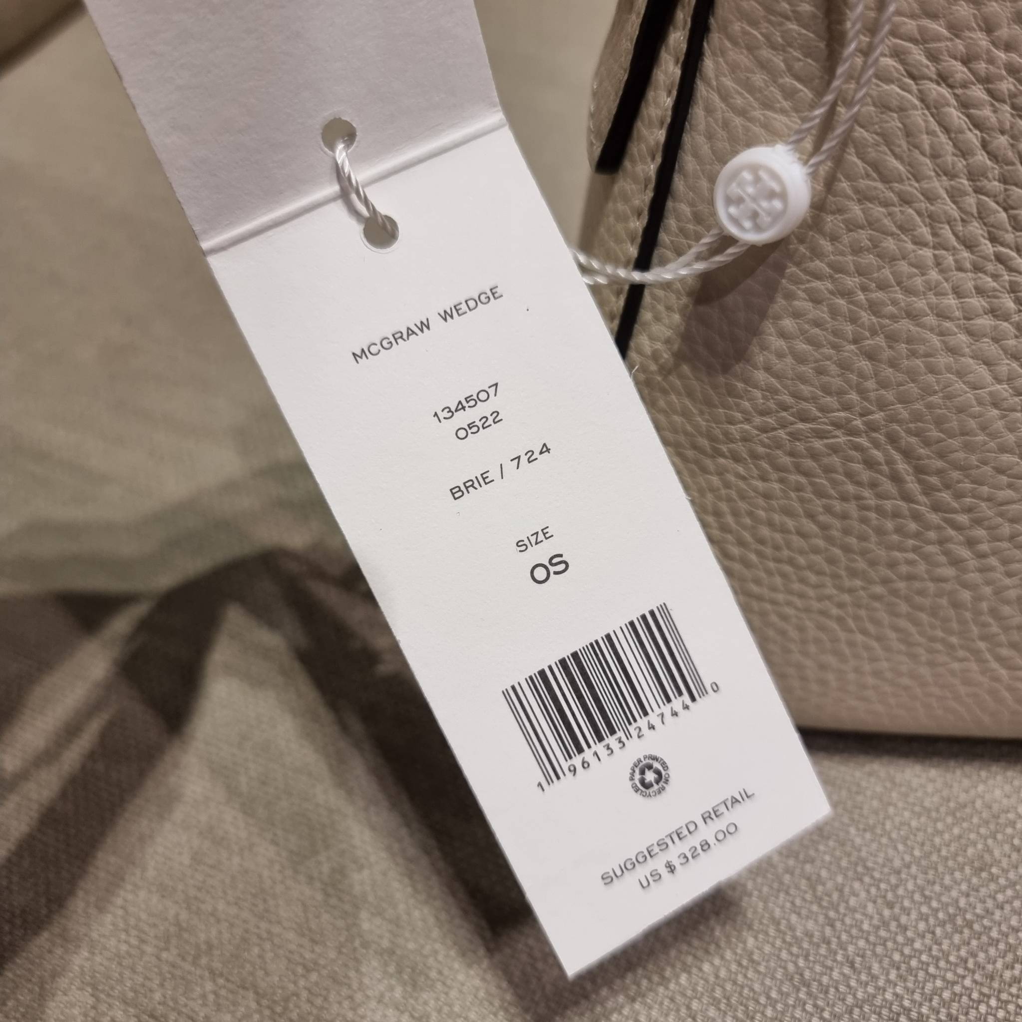 TORY BURCH MCGRAW WEDGE กระเป๋าสะพายไหล่ ทรงสวยไม่ซ้ำ ไม่เกร่อ!! สะดวกใช้งาน ดีไซน์เรียบแต่แฝงความหรู และคลาสสิคในตัว วัสดุหนังลูกวัว สัมผัสดี สวยคม เปิด-ปิดด้วยซิป ภายในเป็นช่องโล่ง มีช่องย่อยเก็บบัตร มาพร้อมสายสะพายในตัว ปรับได้อีกเล็กน้อย ไอเท็มนี้เหมา