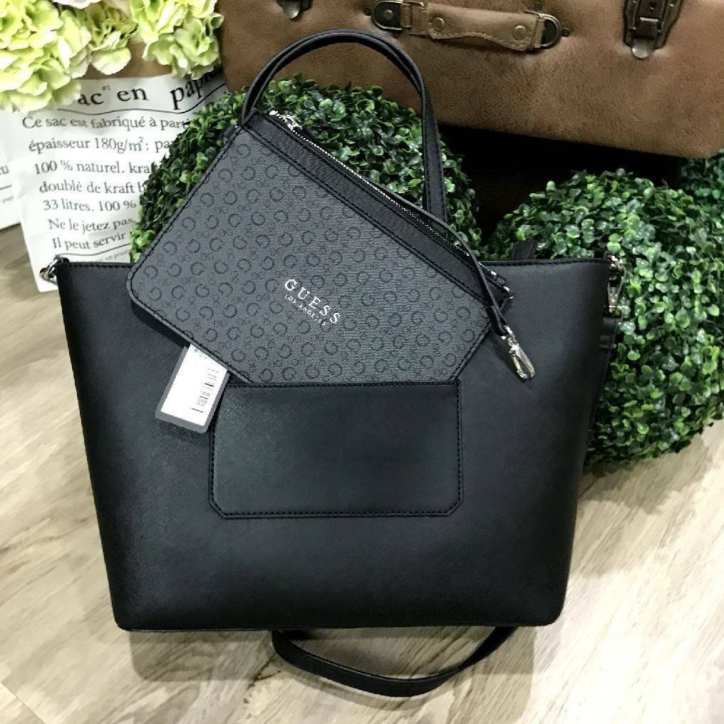 GUESS LARGE SHOPPER BAG WITH POUCH กระเป๋าสะพายรุ่นใหม่ล่าสุดจาก GUESS FACTORY หนัง Saffiano สวยหรูอยู่ทรง ด้านหน้ามีโลโก้แบรนด์ ด้านหลังมีช่องใส่ของ หูหิ้วสะพายไหล่ได้มาพร้อมสายสะพายยาวถอดได้ปรับได้ มีกระเป๋าใบเล็กเข้าชุดกันห้อยที่หูหิ้ว ใบเล็กถอดเเยกใช้