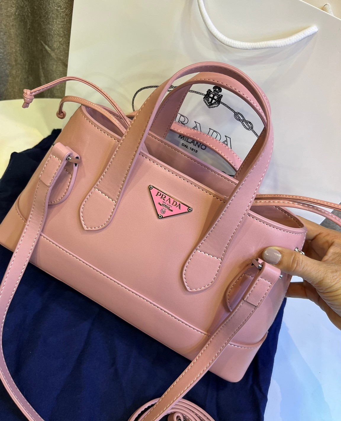 Prada Double 2 way leather handbag / PRADA LEATHER HANDBAG พร้อมส่งที่ไทย กระเป๋าถือหูจับในตัว 2 เส้น พร้อมสายสะพายยาว รูปทรงคลาสสิคใช้งานง่าย มีกิมมิกที่ภายในมีหูรูดน่ารักสุดๆ