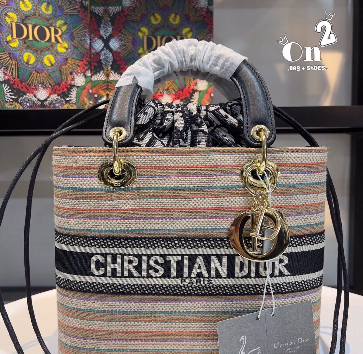 Lady Dior limited edition Bag DIOR WOMEN MEDIUM LADY D-LITE BAG กระเป๋า Lady D-Lite ผสมผสานความสง่างามและคลาสสิก