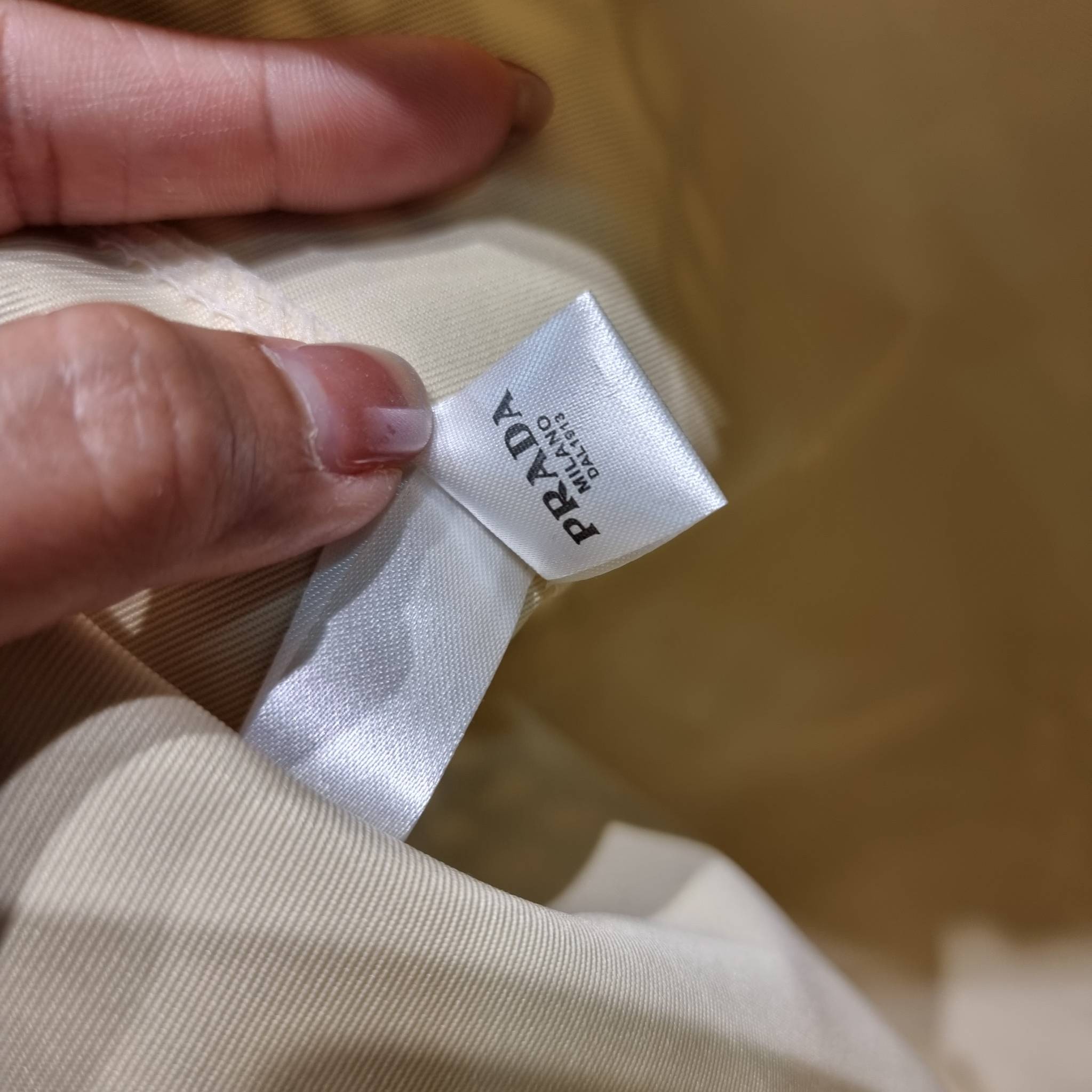 PRADA RAFFIA TOTE BAG สวยไม่ซ้ำใคร สไตล์บีช เหมาะมากกับการสะพายไปเที่ยวทะเล หรือจะใช้ในวันสบายๆก็ตอบโจทย์ กับกระเป๋าสะพายสานใบใหญ่ ตัวกระเป๋าเป็นวัสดุสังเคราห์จากธรรมชาติ