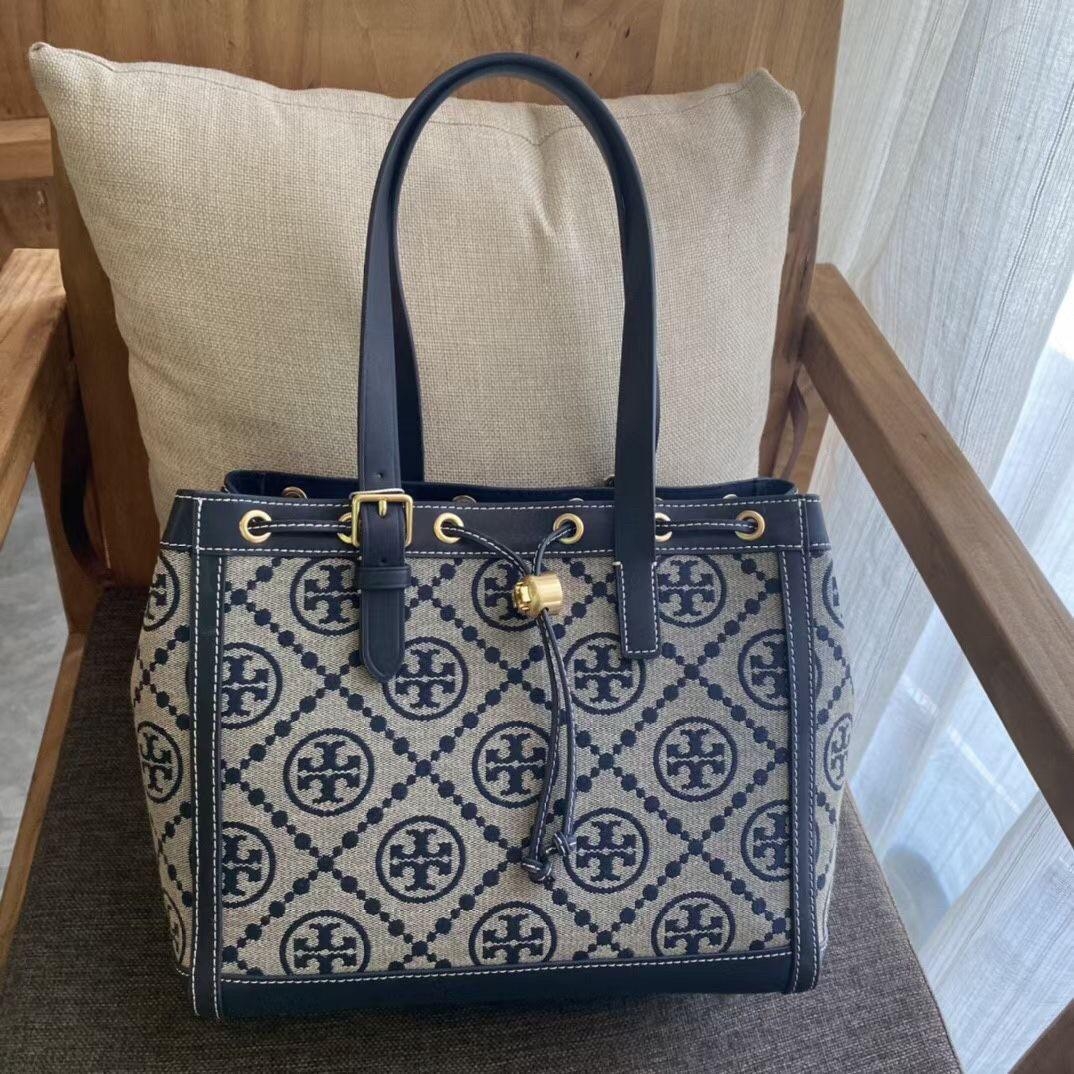 OUTLET Tory Burch T- Monogram Jacquard Small Tote กระเป๋าถือหรือสะพายไหล่ วัสดุ Canvas ปักษ์ลายแบรนด์ อะไหล่ทองสวยหรู น้ำหนักเบา