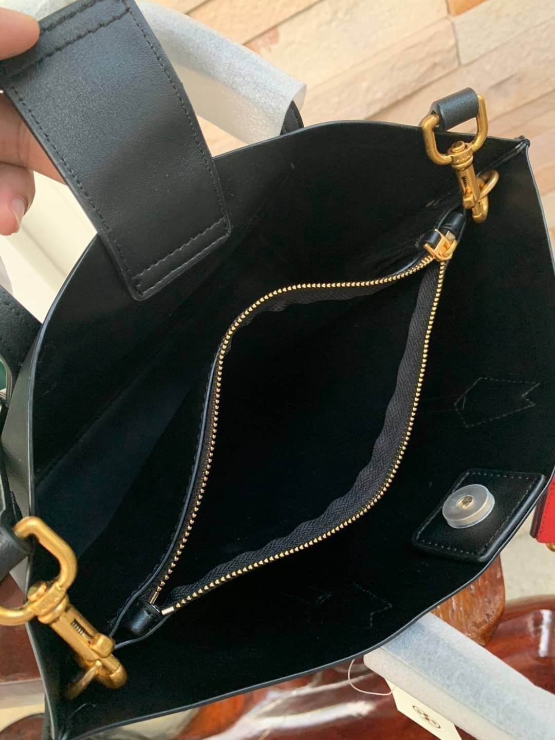 Tory Burch Perry small tote bag ออกแบบเพื่อเหมาะใช้งานได้ในชีวิตประจำวัน ใช้วัสดุผสมผสานช่วยให้กระเป๋าเป็นทรงสวยโดยยังคงคุณภาพนิ่ม สวยงามด้วยหนังวัวแท้ เรียบหรูและคลาสสิค สามารถใช้เป็น every day bag ภายในมีช่องแยกใช้งานอย่างชัดเจน ขนาดที่กำลังพอดีเลยจัดเป