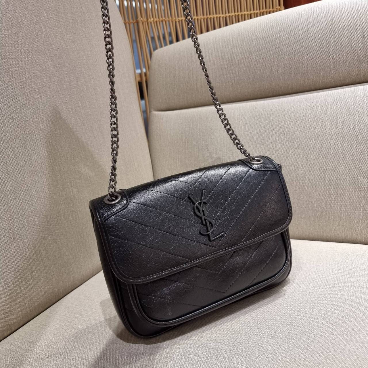 VIP 】หนังแท้ Yves Saint laurent shoulder bag กระเป๋าสะพายทรงคลาสสิค สุดฮอต ดีไซน์เรียบหรู วัสดุหนังแท้ขัดเงา สวย!! ใช้งานง่ายเพียงแค่เปิ-ปิดด้วยกระดุมแม่เหล็ก ภายในโล่งกว้าง จุของได้เลยสบายๆ กระเป๋าสตางค์ใบยาว มือถือ เครื่องสำอางค์ พาวเวอร์แบงค์ หรือจะ ga