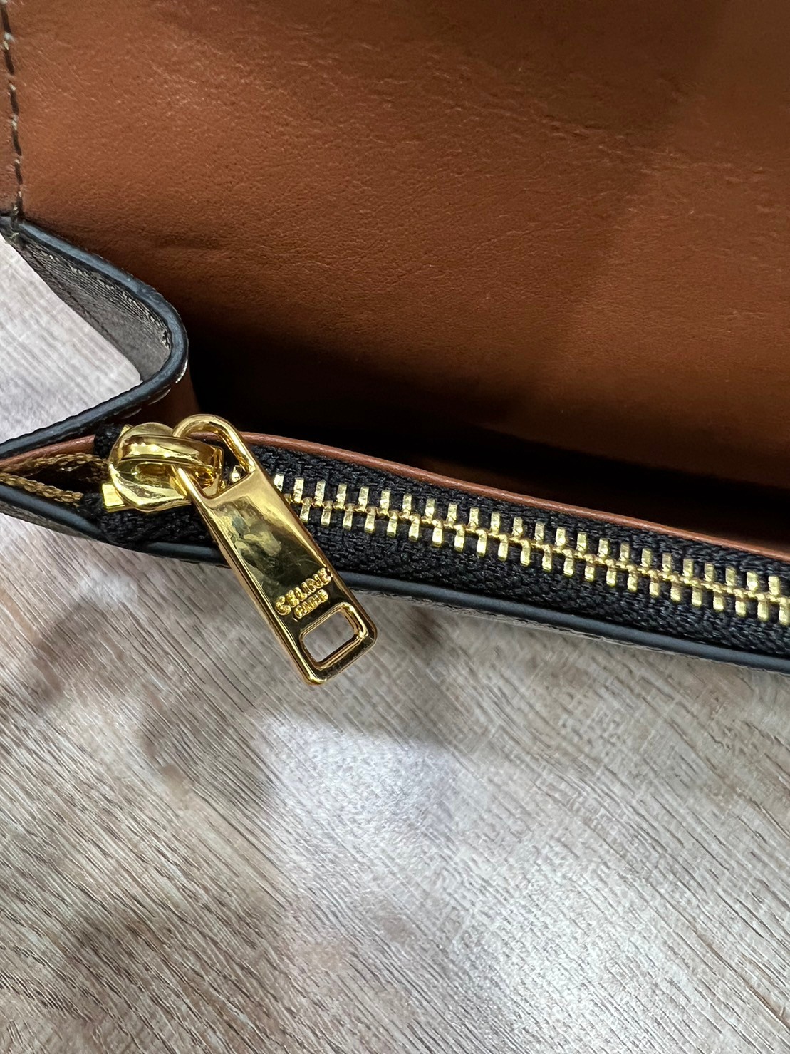 CELINE WALLET ON STRAP / CELINE TRIOMPHE CLUTCH กระเป๋าสะพายข้างใบเล็กสวยคลาสสิค สวยตะโกน งานเป๊ะปัง มีสายสะพายหนังสีน้ำตาล ถอดสายออกเพื่อเป็นกระเป๋าถือทรงคลัชท์เปลี่ยนลุคช์ ลวดลายtriomphe ความเป็นแบรนด์ CELINE ได้อย่างชัดเจน ให้ความรู้สึกที่ดูวินเทจ ที่ส