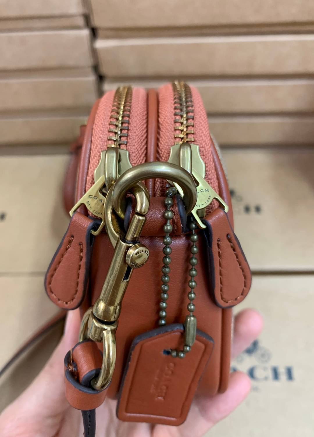 COACH CROSSBODY CLUTCH IN SIGNATURE BAG 💋รุ่นฮิต+สีหายากค่ะ!! กระเป๋าสะพาย+คล้องมือได้ วัสดุหนังแท้ผสมpvcค่ะ มีช่องซิปคู่ ภายในช่องใส่มือถือได้ทุกรุ่น;กระเป๋าเงินใบสั้นได้ ใส่ของจำเป็นสาวๆได้ครบค่ะ มีช่องเสียบบัตร2ช่อง และช่องโล่งให้ใส่ของจุกจิกค่