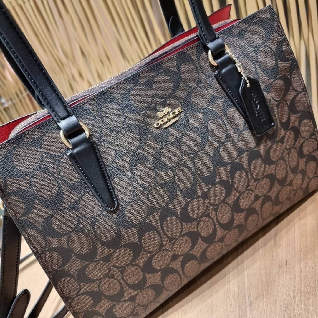 COACH C4075 TATUM CARRYALL IN SIGNATURE CANVAS คอลเลคชั่นใหม่ล่าสุด จัดมาให้ได้สวยก่อนใคร สวยหรูทุกสี!! ลุคผู้ดีต้องมาอีกหนึ่ง กระเป๋าสะพายทรงสวย ที่มาพร้อมสายสะพายไหล่ในตัว และสายครอสบอดี้สำหรับสะพายข้าง วัสดุหนัง crossgrain สวยคมมากๆ ตัวกระเป๋าถูกแบ่งเป