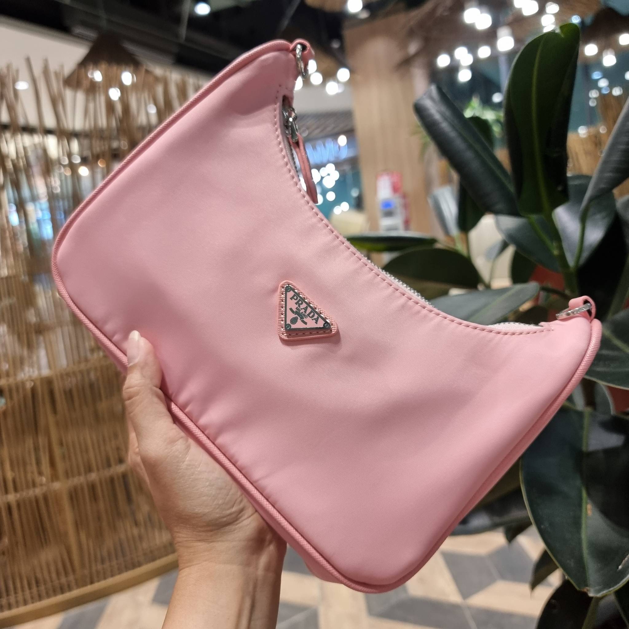 VIP 🥂 PRADA RE-EDITION 2005 RE-NYLON SHOULDER BAG ไอเท็มสุดปัง ที่ฮิตตลอดกาลไม่ว่าจะปีไหนๆ จัดให้ครบทั้งสีขายดีและสีใหม่ล่าสุด ที่สายคุณหนูห้ามพลาด!! กับกระเป๋าสะพายทรงคลาสสิค เหมาะเป็น everyday bag มากๆ วัสดุผ้าไนล่อนคุณภาพ พร้อมใบลูก ไว้ใส่เหรีย