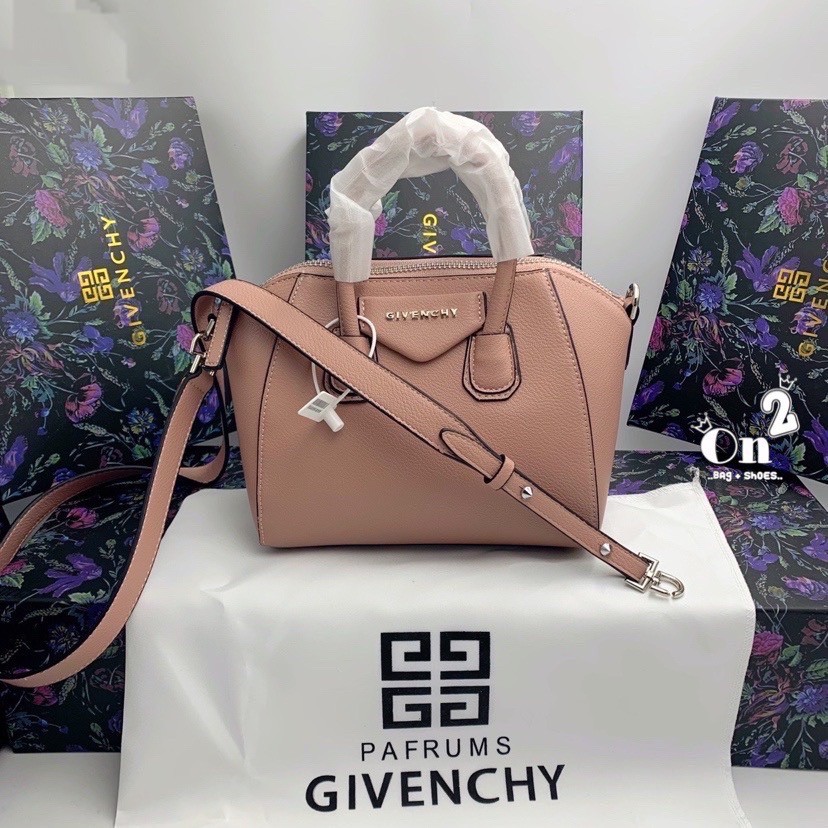 Givenchy Antigona Mini leather shoulder bag กระเป๋าสะพายทรงหมอน งานซิปบน หนังเรียบ อะไหล่เงิน มาพร้อมสายสะพายยาวถอดออกถือได้ กระเป๋าสุดคลาสสิก ใบเดียวก็เอาอยู่ Day to Night Bag เข้าได้กับลุค Smart Casual ด้วยทรงกระเป๋าที่ฐานกว้างใส่ของใช้ที่จำเป็นได้ทุกอย