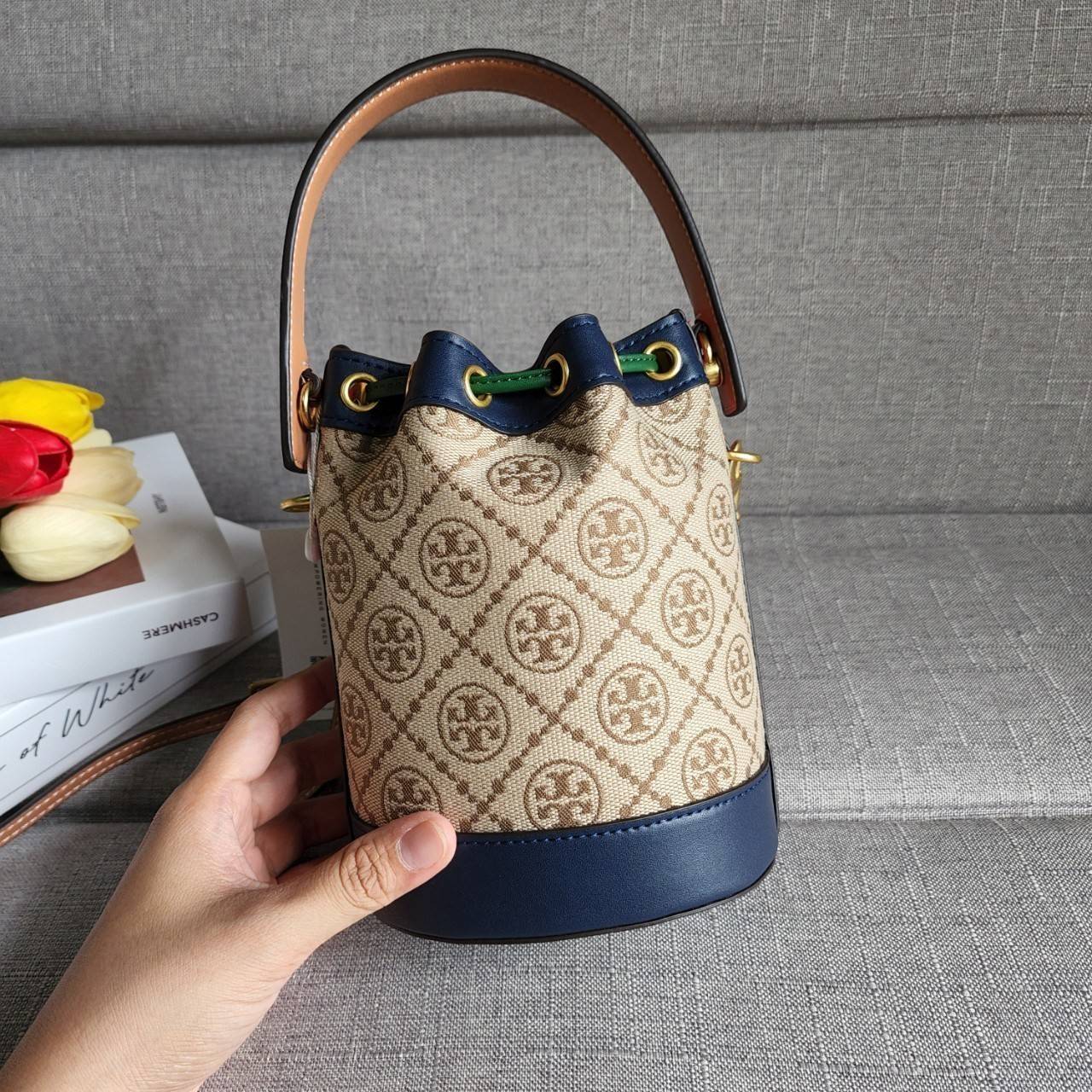 TORY BURCH T MONOGRAM COLORBlOCK JACQUARD MINI BUCKET BAG คอลเลคชั่นใหม่ล่าสุด ครอบครองก่อนใคร รุ่นบัคเก็ตทรงจีบ วัสดุ jacquard สลับหนังแท้ ตัดขอบข้างสีแดงทำให้ดูโดดเด่น หูจับหนังแท้ เปิด ปิด แบบหูรูด ภายในช่องโล่งกว้าง มาพร้อมสายสะพายข้างหนังแท้ ปรับระดั