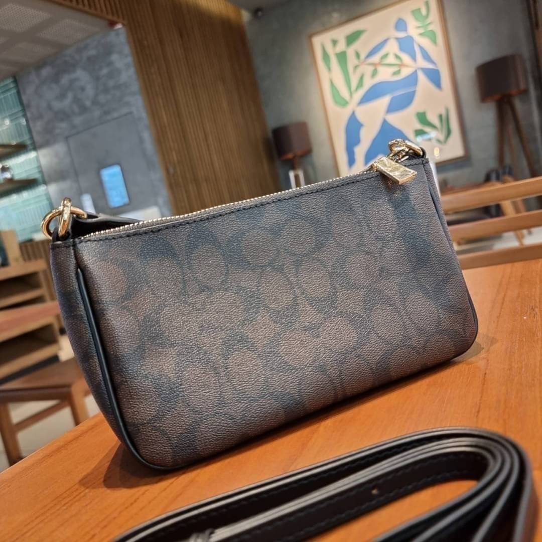 COACH F58321 TOP HANDLE POUCH อีกรุ่นฆ่าไม่ตาย!! 😎 ขายดีขายหมด ขายรวยขายปังๆ!! กระเป๋าพอชจากโค้ช ทรงใช้งานง่าย สะดวก กะทัดรัด วัสดุหนังแคนวาสเคลือบคุณภาพดี มาพร้อมสายคล้องในตัว และสายสะพาย crossbody ปรับเปลี่ยนได้ตามสไตล์ อีกหนึ่งไอเท็มที่สาวๆต้อง