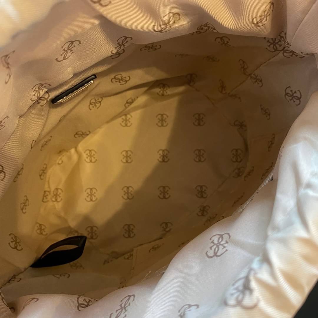 Guess Agata Bucket Handbag กระเป๋ารุ่นใหม่ล่าสุดทรงถังสุดน่ารัก พิมพ์ลายรอบใบ วัสดุ Saffiano PU คุณภาพดี นิ่ม น้ำหนักเบา ด้านหน้าประดับด้วยโลโก้แบรนด์สวยโดดเด่น เปิด-ปิดด้วยเชือกหนังใช้หูรูดปลายเชือกประดับอะไหล่ทองสะดวกใช้ ด้านในโล่งกว้างมีช่องเล็กสำหรับใ