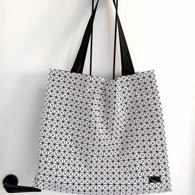 ORI 🥂 Baobao Issey Miyake Cart geometric tote bag / Miyake Cart Tote Bag รูปทรงที่สร้างขึ้นโดยบังเอิญ' เสื้อผ้าที่มีโครงสร้างและได้รับการออกแบบทางวิศวกรรมอันเป็นเอกลักษณ์ของแบรนด์ ส่งต่อไปยังเครื่องประดับที่น่าประทับใจและไร้กาลเวลาเหล่านี้ กร