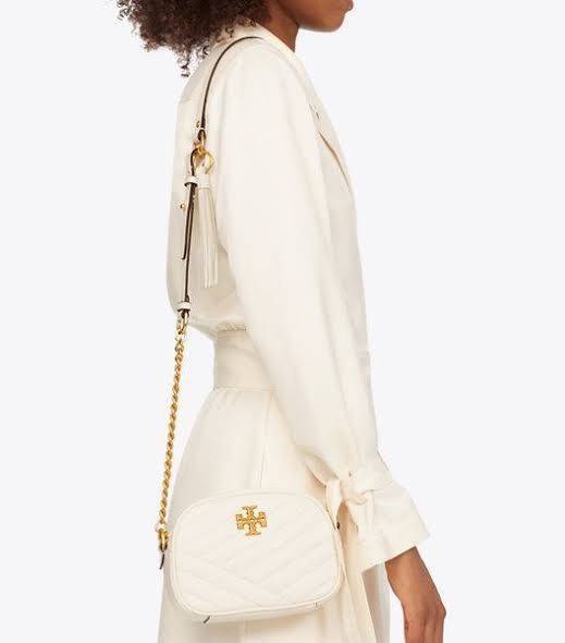 Tory Burch KIRA CHEVRON SMALL CAMERA BAG สาว ๆ ลุคคุณหนูไม่ควรพลาด Collection นี้เลยนะคะ เพราะ Kira Chevron เป็นรุ่นที่ตอบโจทย์และครองใจสาว ๆ ได้อย่างแท้จริง