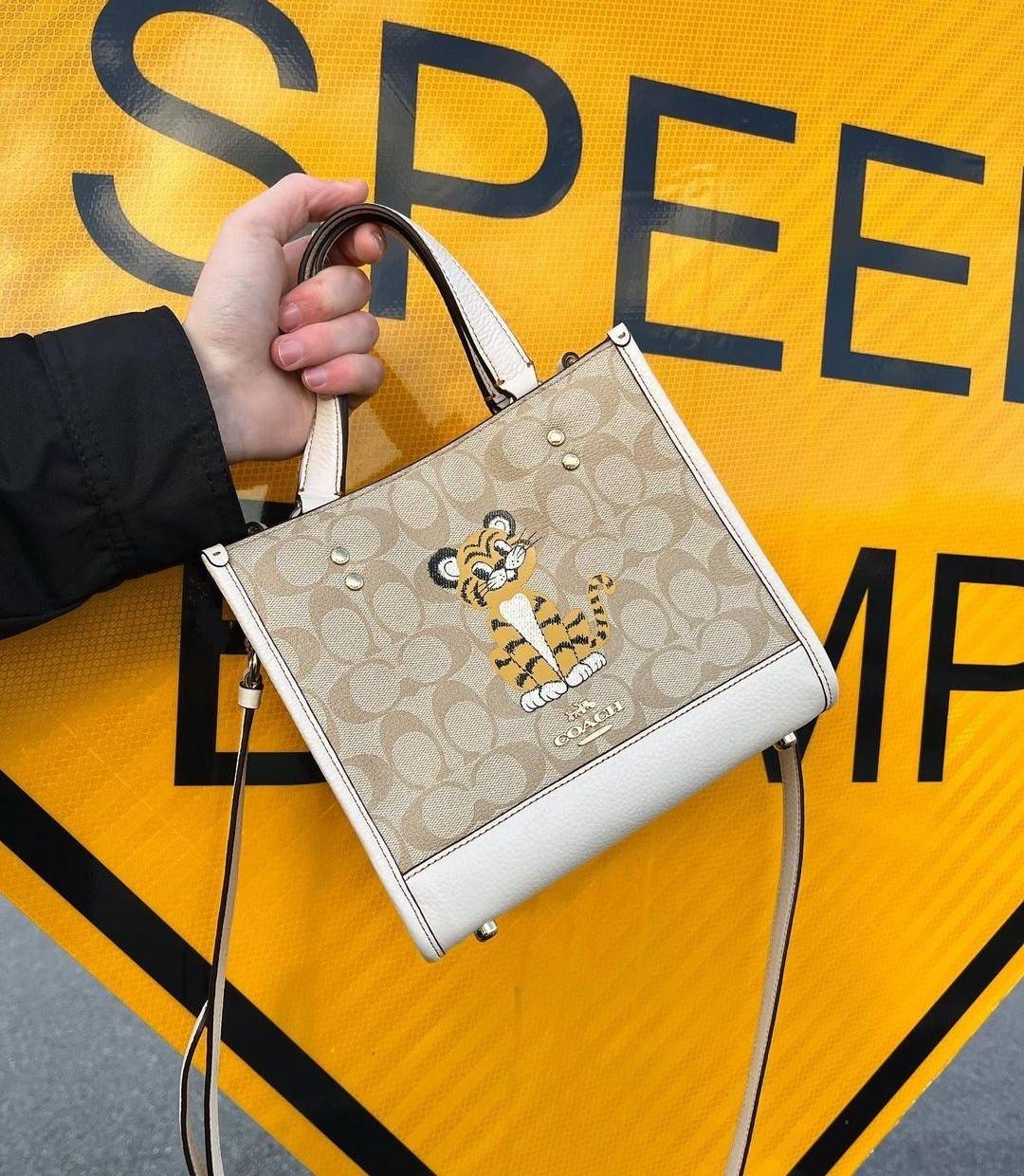 COACH C7001 DEMPSEY TOTE 22 IN SIGNATURE CANVAS WITH TIGER 🐯🐯 คอลเลคชั่นฉลองปีเสือต้องมาจ้า กับรุ่นคลาสสิค กระเป๋าทรงโท้ท ขนาดน่ารักน่าใช้มากๆ ดีไซน์น้องเสือจิ้มลิ้มดึงดูดสายตามากๆ ฟังก์ชั่นการใช้งานสะดวก มีทั้งสายคล้องในตัว และสายครอสบอดี