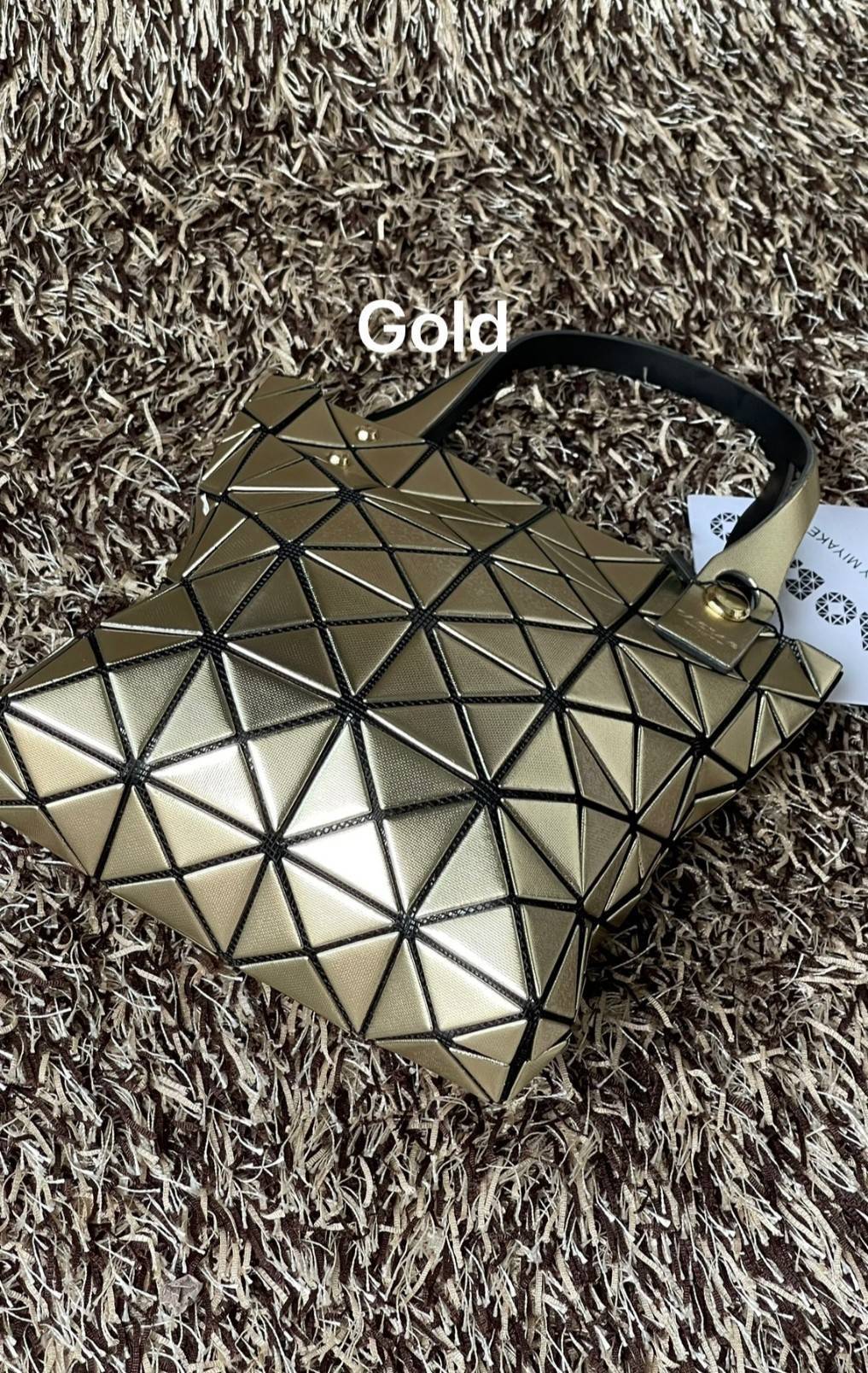 BAO BAO ISSEY MIYAKE PLATINUM COFFRET สะท้อนแสงเพื่อสร้างสินค้าระดับพรีเมียมที่ให้ความเงางามที่เหนือกว่า เพิ่มความหรูหราและโดดเด่นให้กับ เพราะมีความแวววาวและเป็นประกาย