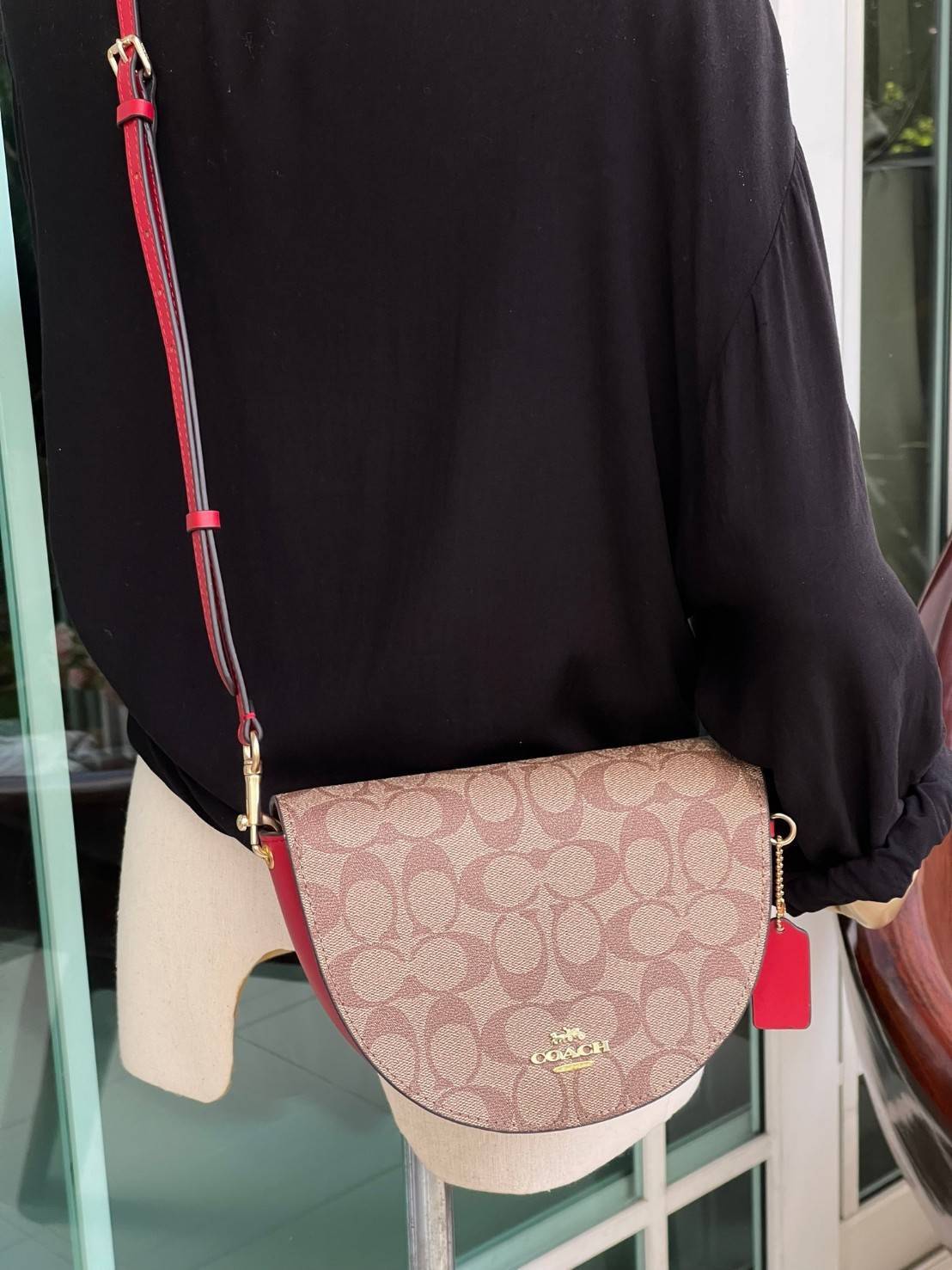 พร้อมส่งที่ไทยครบทั้ง6สีค่ะ 😘 Coach Ellen Crossbody In Signature ((C1432)) กระเป๋าทรงฮาฟมูนรูปทรงคลาสสิก ออกแบบให้มีลักษณะโค้งมน ไม่ดูเป็นทรงแข็งจนเกินไป ดีไซน์และสีของกระเป๋ายังเรียบง่าย เข้าได้กับทุกชุด สะพายครอสบอดี้ร์//สะพายข้าง หรือถือแบบคลัท