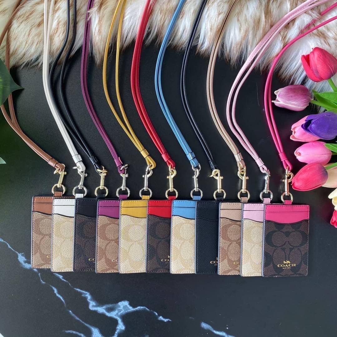 COACH F63274 ID LANYARD IN SIGNATURE COATED CANVAS กระเป๋าใส่บัตรคล้องคอ ลาย C ทั้งใบ ด้านหน้าตกแต่งชื่อแบรนด์ สวยมากกก ใส่บัตรพนักงาน และบัตรต่างๆ มาพร้อมสายคล้องคอ สายถอดออกได้ ตัวกระเป๋ามี 3 ช่องค่ะ