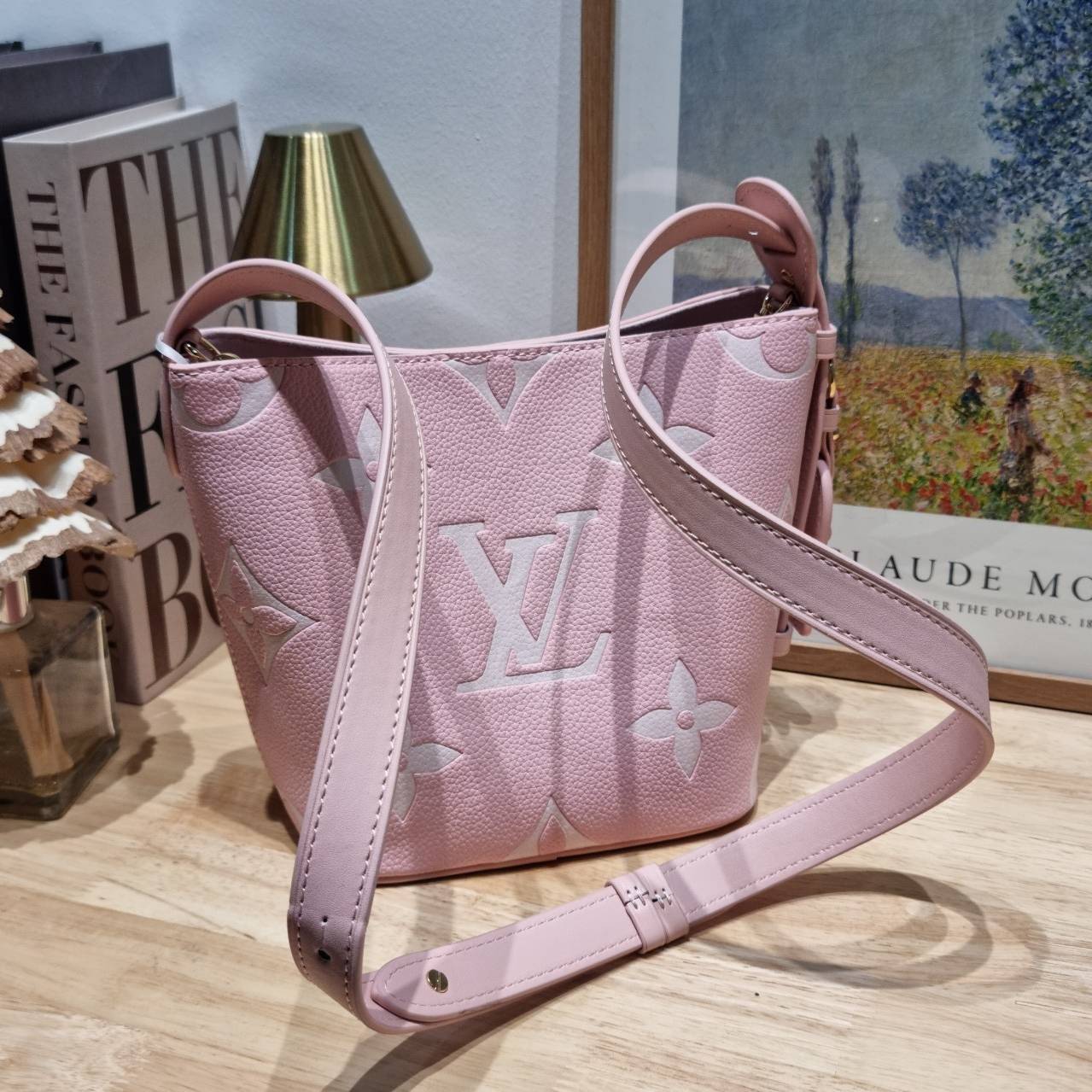 LV All In BB Bag กระเป๋าทรงบัคเก็ตที่มาแรงมากๆตอนนี้ พร้อมสีใหม่ต้อนรับวาเลนไทน์ รูปทรงคลาสสิคสะดวกใช้ ดีไซน์ลูกเล่นสนุกๆ ปรับเปลี่ยนรูปทรงกระเป๋าได้ไม่น่าเบื่อ ด้านข้างตกแต่งพวงหนังห้อยพร้อมกุญแจ