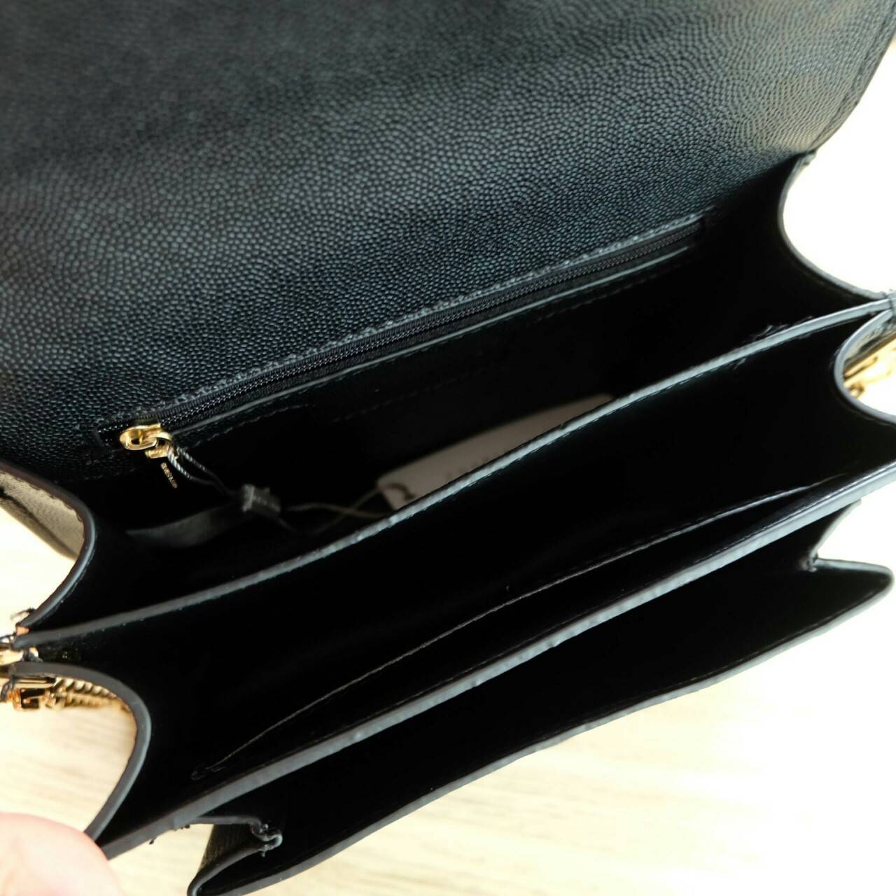 Charles & Keith Front Flap Crossbody Bag กระเป๋าสะพาย อยู่ทรง ขนาดกำลังดี วัสดุหนังลายคาเวียร์ ด้านในแบ่งเป็น 3 ช่องใหญ่ แยกเก็บของได้เป็นสัดส่วนค่ะ สายสะพายแบบโซ่ยาว 119 cm มีหนังรองบ่า สามารถถอดได้ค่ะ