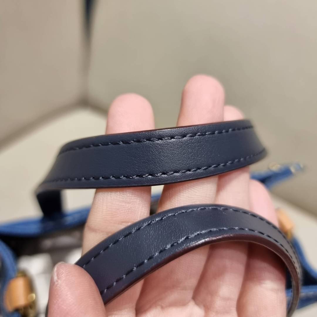 COACH CA580 FIELD TOTE 22 IN SIGNATURE DENIM คอลเลคชั่นสุดคลาสสิค ดีไซน์สวยหรูดูแพงในไอเท็มเดียว กระเป๋าทรงโท้ท ไซส์กำลังสวย น่าใช้ ชิคๆคูลๆมาก ฟังก์ชั่นการใช้งานสะดวกที่สุด มีทั้งสายคล้องแขนในตัว และสายครอสบอดี้แบบสปอร์ตเส้นใหญ่ วัสดุผ้าเดนิมตกแต่งลวดลาย