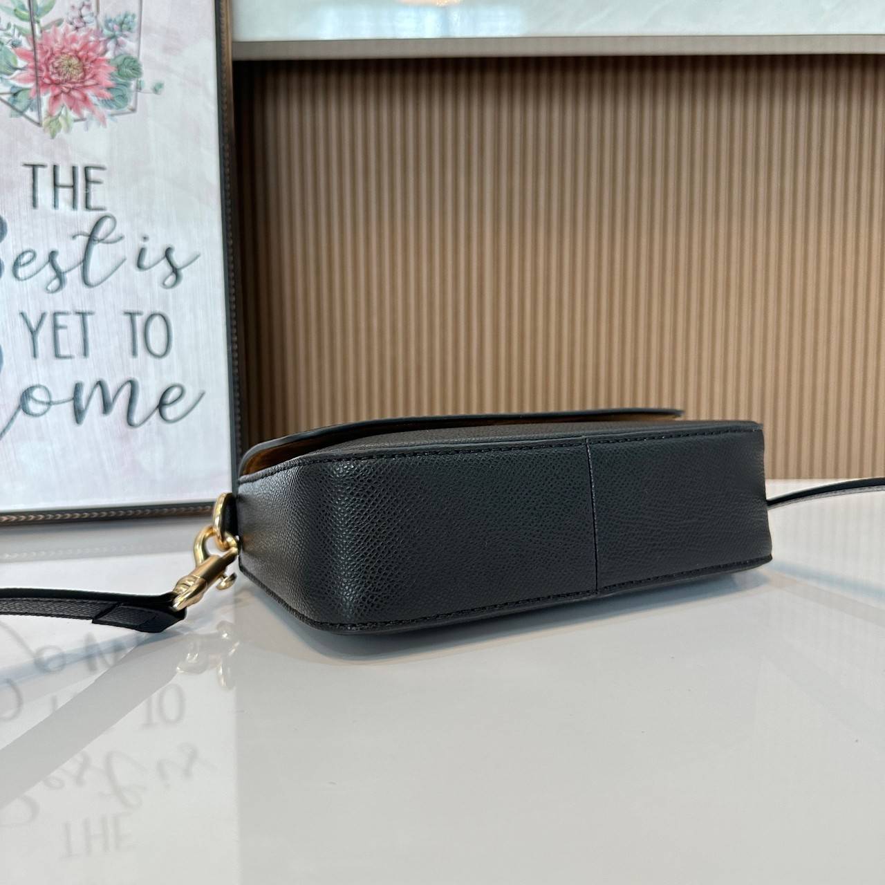 Coach Mini Josie Top Handle Crossbody In Blocked Signature Canvas (cc340) ใหม่ล่าสุด กระเป๋าสะพายหรือถือใบเล็กกระทัดรัด วัสดุหนังตัดขอบหนังแท้ ภายในช่องโล่งกว้างสามารถใส่โทรศัพท์ iPhonePro max ได้ มีช่องใส่บัตรเครดิต 2 ช่อง เปิดปิดด้วนกระดุมแป๊ก ซับในผ้า 