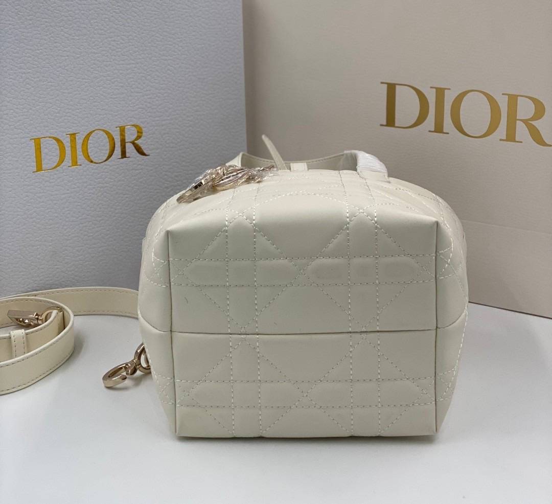 ORI | หนังแท้ DIOR Small Toujours vertical tote bag กระเป๋าทรงโท้ทไซส์เล็กสวยหรู ดีเทลสุดประณีตคอมพลีตลุคในทุกวัน เย็บลวดลาย macrocannage และชาร์มตัวอักษร D,I,O,R
