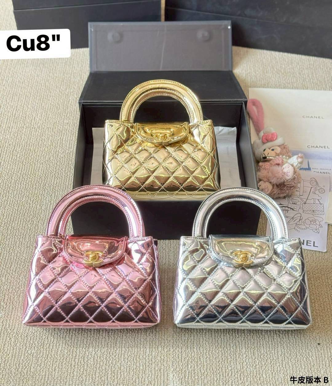 CHANEL 23K Kelly Mini Handbag Metallic Color กระเป๋าสะพายทรงสวยเรียบหรู สีใหม่เมทัลลิกเงางาม ผสมผสานดีไซน์วินเทจสง่างามทันสมัย ใช้งานได้หลากหลายโอกาส คอลเลคชั่นสุดฮอต กระเป๋าถือ/สะพายข้าง คงเอกลักษณ์ ให้ความเป็นผู้ดีในตัว สวยงาม