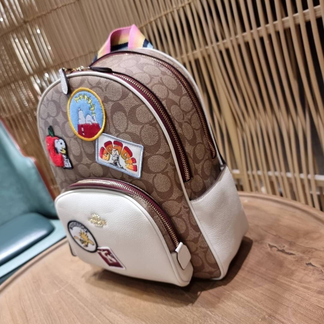 COACH C4115 COACHxPEANUTS COURT BACKPACK IN SIGNATURE CANVAS WITH VARSITY PATCHES แรงดีไม่มีตก กับคอลเลคชั่นที่ใครๆก็หลงรัก กระเป๋าเป้ทรงสวย ดีไซน์ตกแต่งลายสนูปพี โดดเด่นกว่าใคร วัสดุหนังแคนวาสสลับหนัง pepble ลงตัวที่สุด เป็นไอเท็มที่น่ารักและแฝงความหรูเล