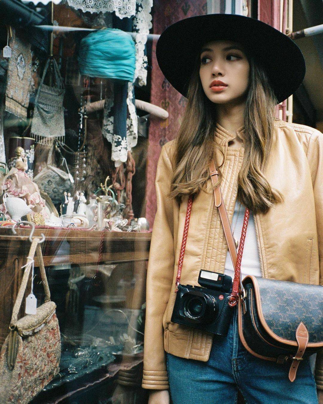 CELINE Folco bag in Triomphe canvas and Leather กระเป๋าสะพายข้าง รุ่นตามหาเข้าเพิ่มเติมสต๊อกพร้อมส่งแล้วค่าสาวๆ รุ่นยอดฮิต ขายดีไม่มีตก ทรงสวยโดดเด่นเป็นเอกลักษณ์ ดีไซน์โค้งมนสวยงาม