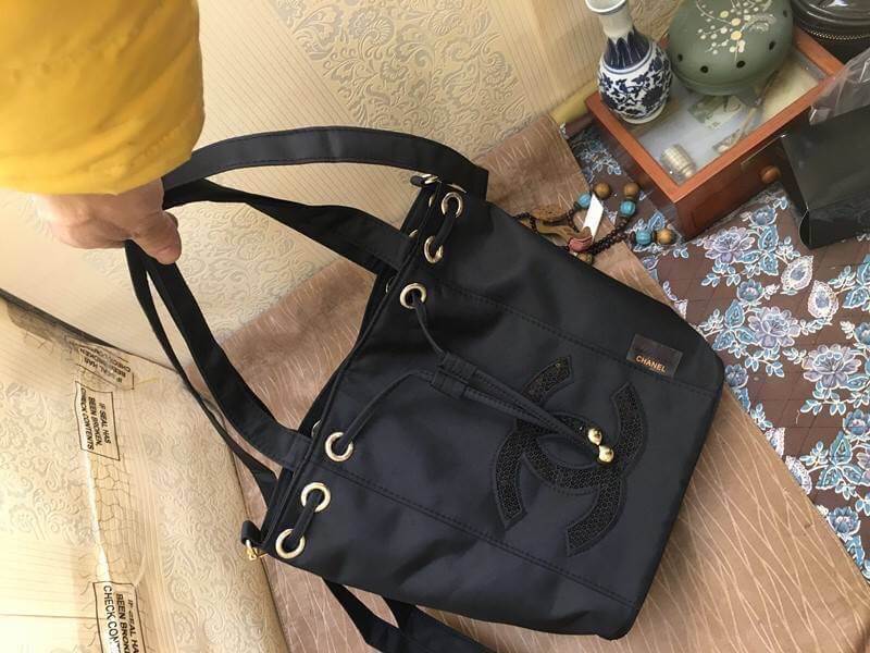 CHANEL New Black Sequins Bucket Bag กระเป๋าฟรีเมี่ยมชาแนลทรงขนมจีบหูรูด ปากกระเป๋าปิดด้วยแม่เหล็กดู ใช้แบบถือหรือสะพายข้างก็ได้ค่ะ ภายในมีช่องซิปเล็กไว้แยกเก็บของจุกจิก สายถอดออกและปรับระดับได้ค่ะ ผ้าสีดำปักเลื่อมโลโก้แบรนด์ สวยงามมากๆ ใช้ได้หลายโอกาส