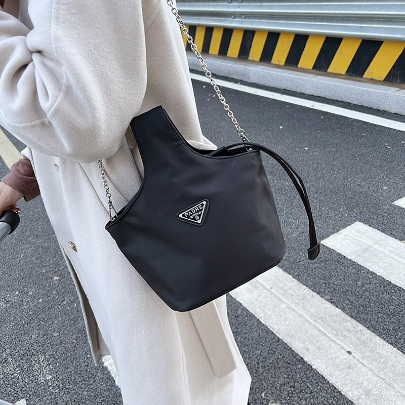 PRADA Tote Bucket Bag 2022 รุ่นใหม่พร้อมส่ง กระเป๋าทรง Handbag & Crossbody แบรนด์ Prada อีกรุ่นที่ขนาดกำลังน่ารัก ตัวกระเป๋าตั้งอยู่ทรงสวย กันน้ำ ด้านหน้าประดับโลโก้ อะไหล่เงิน สวยหรูเว่อร์วัง