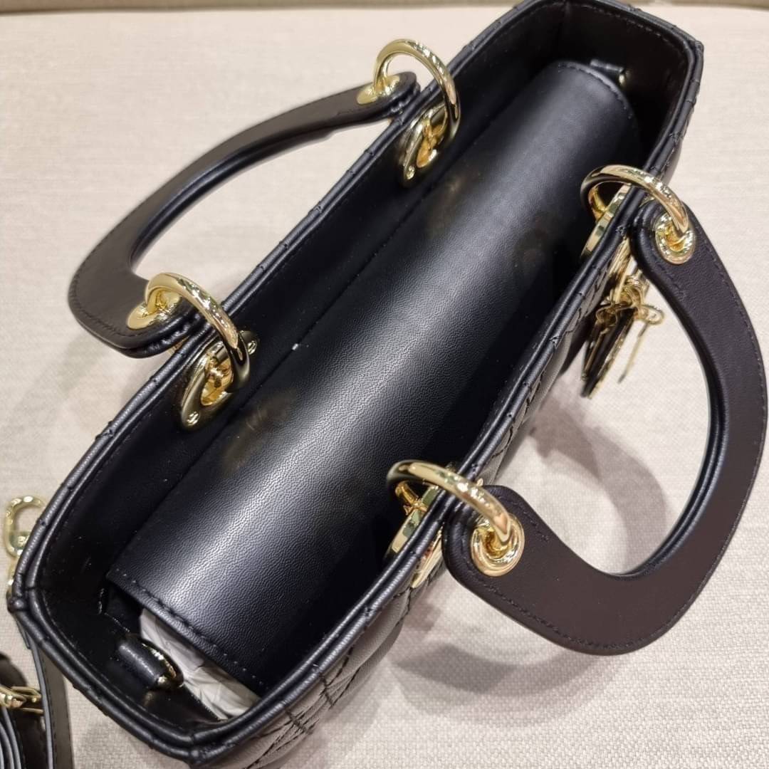 Medium Lady D-Joy Bag Cannage Lambskin / CD LADY D-JOY BAG ดีไซน์ใหม่ อัพเลเวลความหรู กับกระเป๋าสะพายข้างที่รอบนี้ดีไซน์รูปทรงโฉมใหม่ ใช้งานง่ายขึ้น สะดวกใช้มากขึ้น