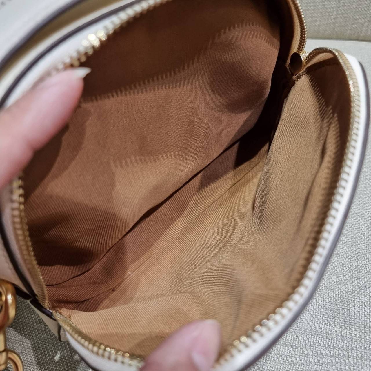 COACH 1589 SERENA SATCHEL กระเป๋าสะพายคอลเลคชั่นยอดฮิต ดีไซน์ลุคผู้ดี ต้องยกให้น้องใบนี้เลย!! จัดสีคุณหนูมาให้ สวยตาแตก!! วัสดุหนัง crossgrain ทนทาน เปิด-ปิดด้วยซิป 2 ช่องหลัก ภายในเป็นช่องโล่ง เก็บของได้แบบสบายๆ ใส่มือถือได้ทุกรุ่น สามารถหยิบไปแมทช์ได้ง่