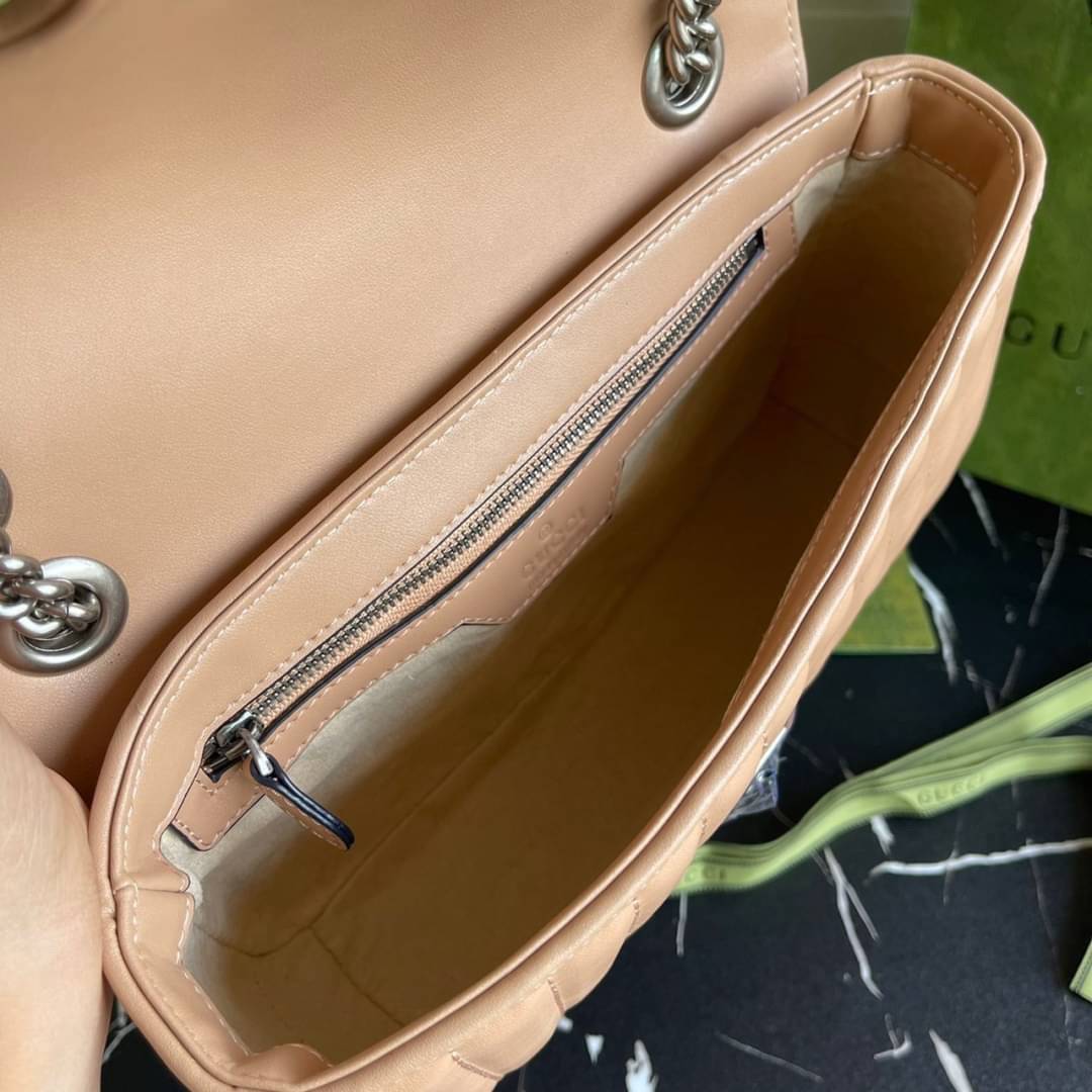 หนังแท้ 26cm GUCCI GG Marmont leather shoulder bag แบบใหม่ล่าสุด ราคานี้หนังแท้คือคุ้มมากเลยค่าสาวๆ ต้องจัดแล้วน้าา ยกระดับความหรูให้กับตัวเองกันหน่อย ด้วยกระเป๋ารุ่นนี้!! ครอสบอดี้ที่ดีไซน์หรู อัพเลเวล ในราคาที่จับต้องได้ พร้อมเสิร์ฟความสวยตรงถึงบ้านแล้ว