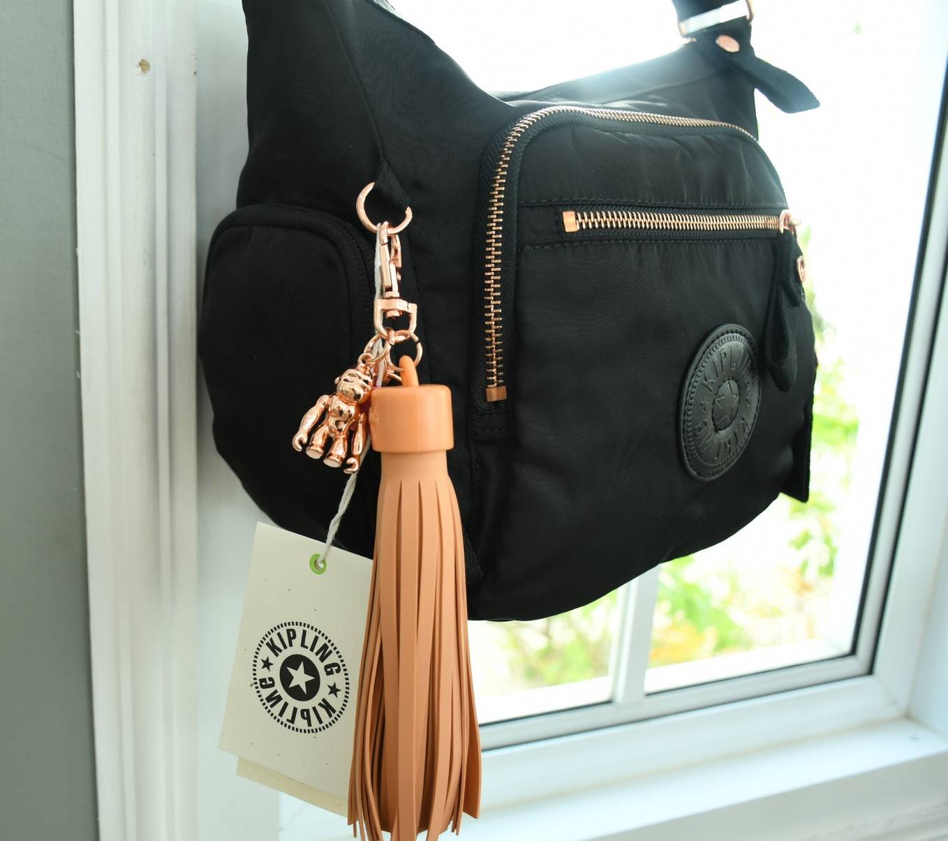 Kipling Gabbie Crossbody Bag With Phone Compartment Bag K12632กระเป๋าถือหรือสะพายไหล่ ขนาดกลาง วัสดุ Polyester100% อะไหล่สี Rose gold พวงกุญแจ monkey และพู่หนัง rubber