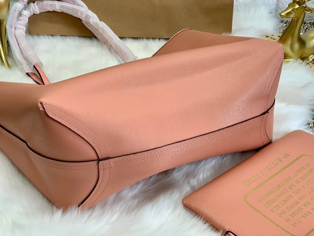 ลายหายากแล้วนะคะ🌈 COACH REVERSIBLE CITY TOTE RAINBOW PRINT ((F72720)) กลับมาอีกครั้ง! กระเป๋าทรงTote หนังแท้ กลับด้านได้ใช้ได้2ด้านค่ะ//ด้านนึงสีครีมลายรุ้ง//อีกด้านสีโอรส สวยงามค่ะ