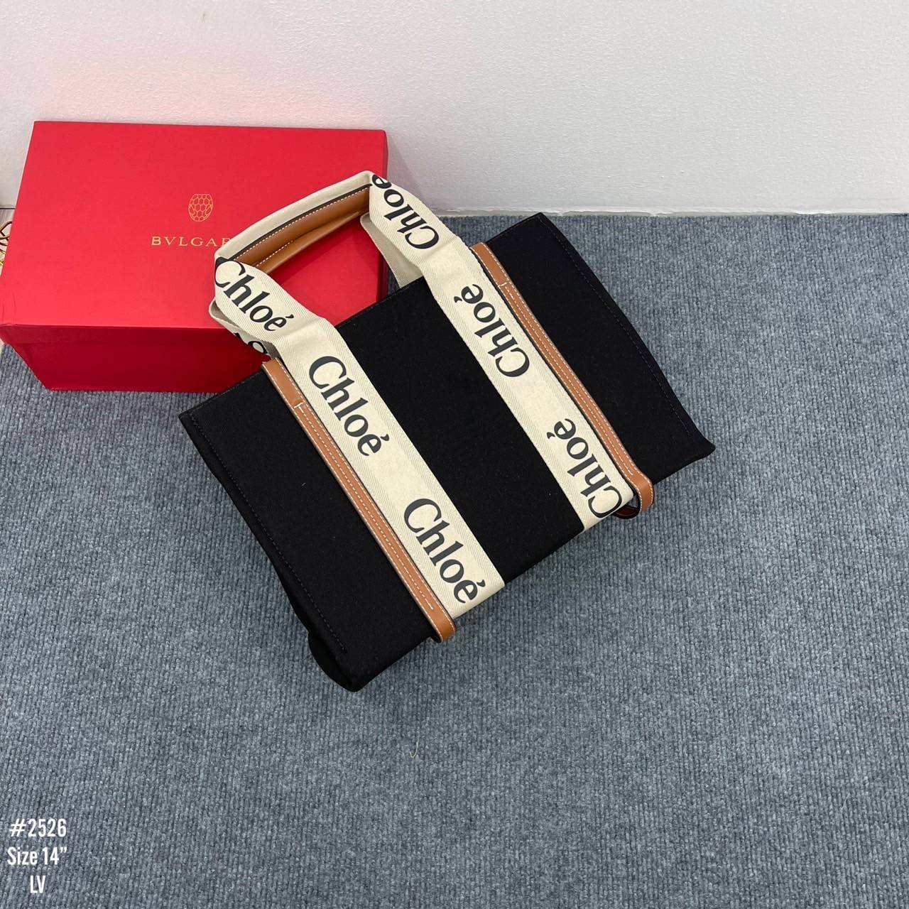 CHLOE Woody tote bag [small size] กระเป๋าทรงโท้ท จุของได้เยอะมาก แบรนด์ดังจากสัญชาติฝรั่งเศส เป็นที่ชื่นชอบของเซเลบริตี โคลเอ้รุ่นนี้เป็นสไตล์วินเทจ เรียบหรูและดูดี