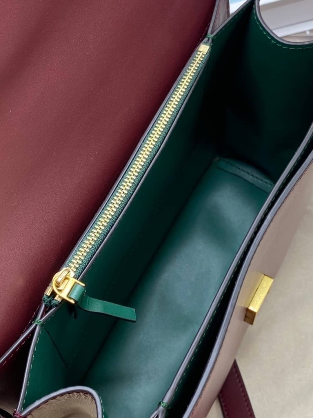 Tory Burch 75003 Eleanor Medium Convertible Shoulder Bag พร้อมส่งที่ไทย อีกรุ่นที่น่าครอบครองมากๆค่ะ กระเป๋าสะพายข้างและทบสายเป็นคล้องไหล่ได้ หนังแท้ชั้นดี ใช้ได้กับทุกๆโอกาส ห้ามพลาด ก่อนหมดนะคะ!!