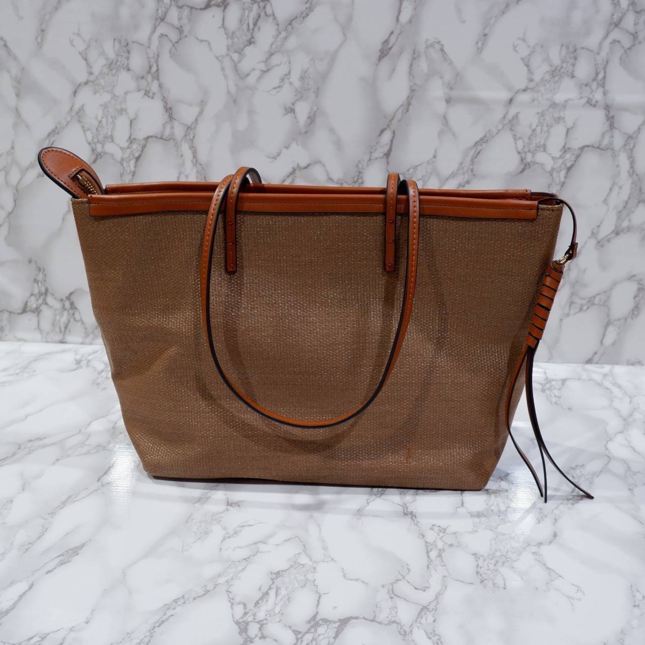 Charles & Keith Black Textured Tote Bag ฮอตฮิตตลอดกาลสำหรับรุ่นนี้ รุ่นยอดนิยม!! มากี่รอบกี่รอบก็ขายดี ใครไม่มีรุ่นนี้ติดตู้ไว้ถือว่าเชยมาก(!!) กระเป๋าสะพายทรง Shopping bag ใบใหญ่จุของได้ใจ น้ำหนักเบา โดดเด่นด้วย Textured วัสดุสานรอบใบ ตัดขอบหนัง สวยอยู่ท