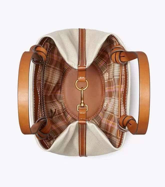 Tory Burch Small Canvas Round Tote กระเป๋าถือหรือสะพายไหล่ วัสดุผ้าcanvas รูปทรงโค้งมน ด้านในโล่ง มี1ช่องซิปและ1ช่องเล็ก น้ำหนักเบา จุของได้เยอะ มาใหม่ล่าสุดไม่ควรพลาดเลยค่า