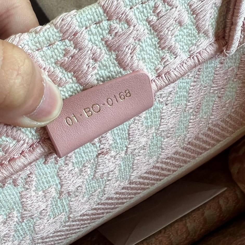 CHRISTIAN MEDIUM DIOR BOOK TOTE ราคาดีมากเลย คุ้มยิ่งกว่าคุ้มเป็นทางช็อปปิ้งBag เอกลักษณ์ของความหรู ที่ต้องมี ภายในโล่งกว้างมาก ใส่ของแบบแน่นๆ จุๆไปได้เลย น้ำหนักเบาสบาย งานออริปักขึ้นรูปสวยมาก มี code stamp พร้อมส่งที่ไทย เกรดออริจินอลเทพๆ ภาพสินค้าถ่ายจ