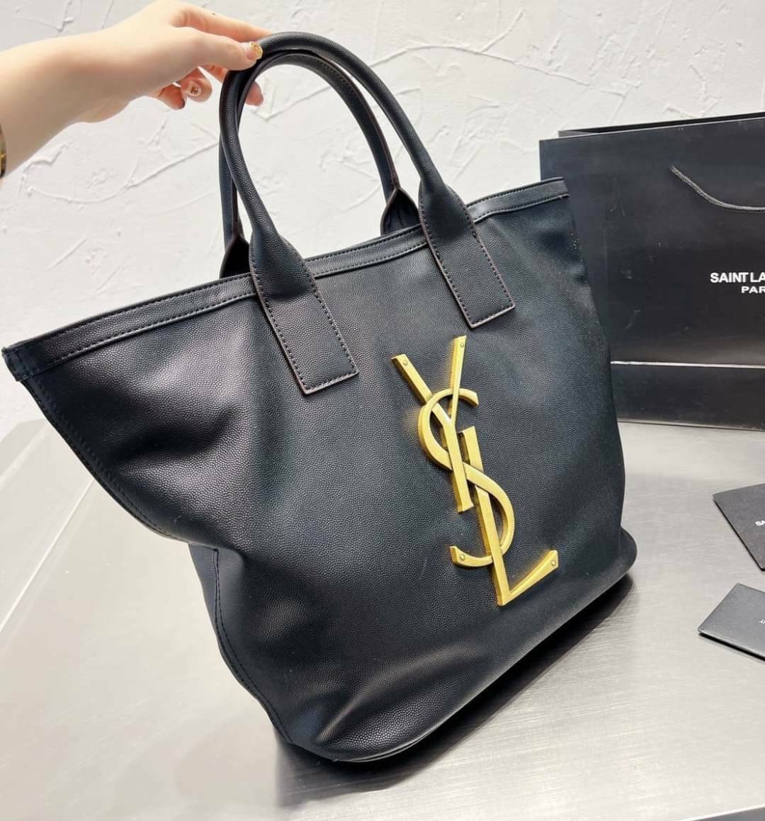 SAINT LAURENT SHOPPING BAG / YSL SHOPPING BAG กระเป๋าถือทรงช็อปปิ้ง พร้อมส่ง โดดเด่นด้วยโลโก้แบรนด์ขนาดใหญ่สวยหรู ภายในกระเป๋ากว้างใส่สัมภาระได้เยอะ มีช่องซิปแยกย่อยให้ใส่ของจุกจิกหนึ่งช่องนะคะ