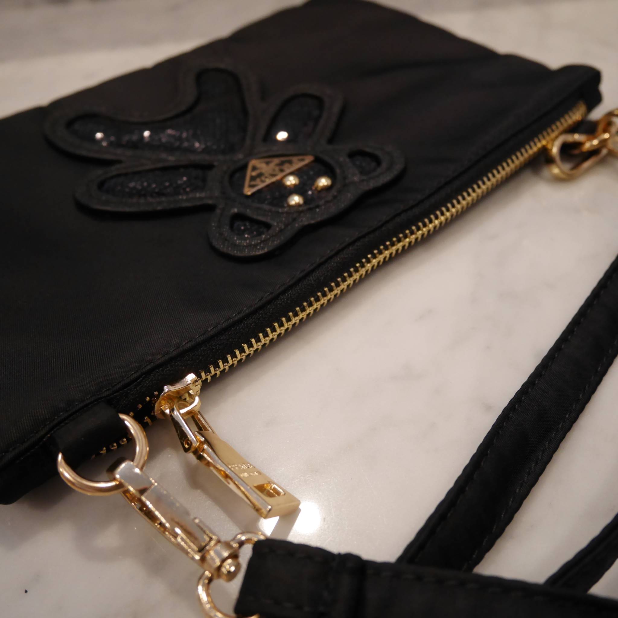 รุ่นยอดนิยม! **กลับมาแล้วคะ กระเป๋าอเนกประสงค์ทรง clucth & crossbody จาก งานพรีเมี่ยมกิ้ฟ จากเคาเตอร์ต่างประเทศคะ แบรนด์ PRADA มาค่า เป็น กระเป๋าผ้าไนล่อน ตามแบบฉบับของแบรนด์เลย ใบนี้มีสายยาวให้คะ **เลิศมาก สะพายเป็น shoulder bag ได้เลย ขนาดกำลังดีคะ ใส่ม