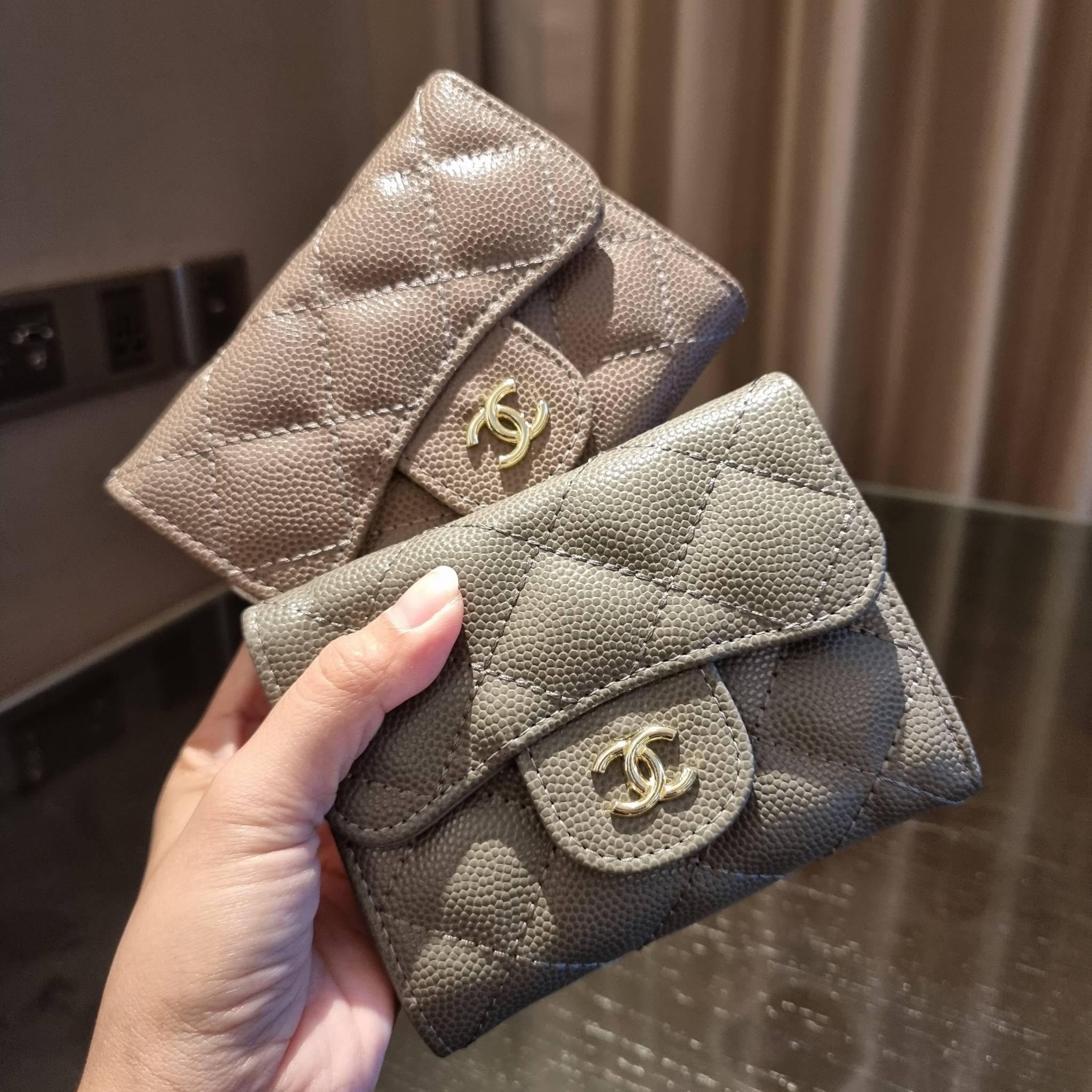 VIP 】มาแล้วจ้า!! รุ่นแนะนำ!! ฮิตติดใจสาวๆ!! กระเป๋าสตางค์ใบสั้นรุ่นฝาพับ จาก Chanel premium for gift เรียบหรู ดูไฮน์ วัสดุหนังสังเคราะห์ลายคาร์เวีย ด้านในเป็นหนังซาฟเฟียโน่ เปิด-ปิดด้วยกระดุมแม่เหล็ก ภายในกระเป๋ามีช่องใส่บัตร ใส่ธนบัตรได้ ดีไซน์เรียบหรูตา