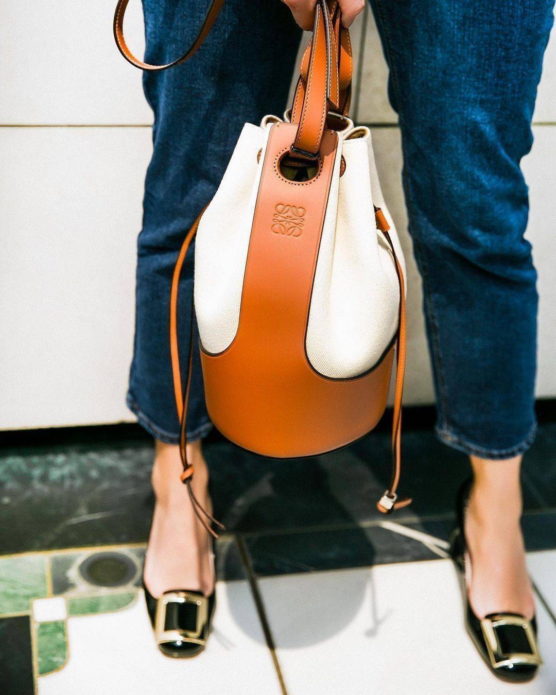 พรีเมี่ยมกิ๊ฟแท้ 100% 】LOEWE CROSSBODY BUCKET BAG GIFT WITH PURCHASE (GWP) กระเป๋าถือหรือสะพายพรีเมี่ยมกิ๊ฟ Limited Edition จาก LOEWE PERFUME DUTYFREE COUNTER