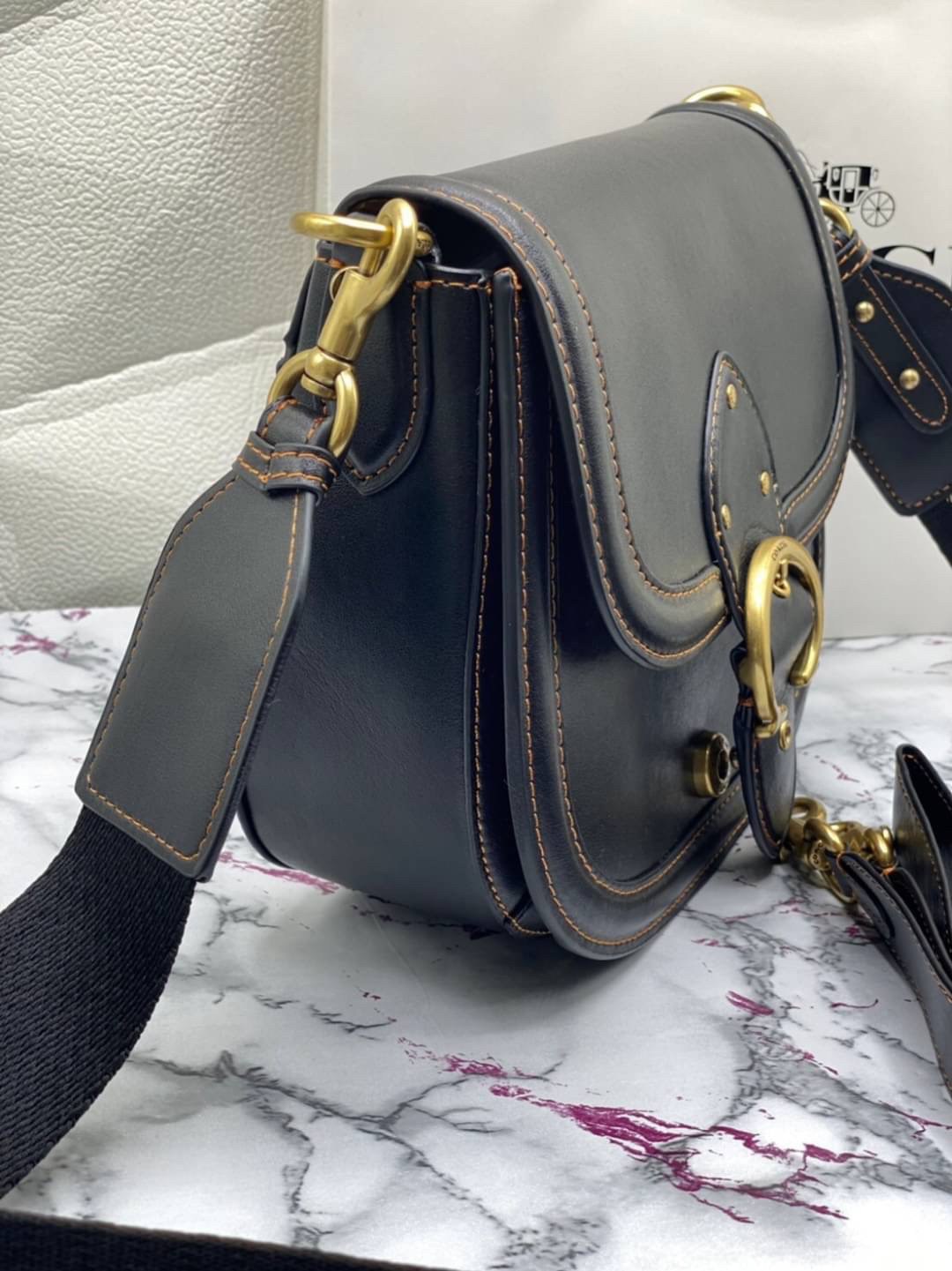 Coach Printed Coated Canvas And Glovetaanned เข้าเพิ่ม 4 แบบ มี 2สาย สายหนังและสายสปอร์ต สุดคุ้มเลยค่าา พร้อมส่งที่ไทยอีกครั้ง ฮอตฮิตไม่เลิกค่ะ ถามหากันเยอะมาก! กระเป๋าสะพายครอสบอดี้ร์ วัสดุหนังแท้ชั้นดีที่สุด! หนังสวย บวกกับอะไหล่แบรนด์ที่ดูเด่นคลาสสิคตร